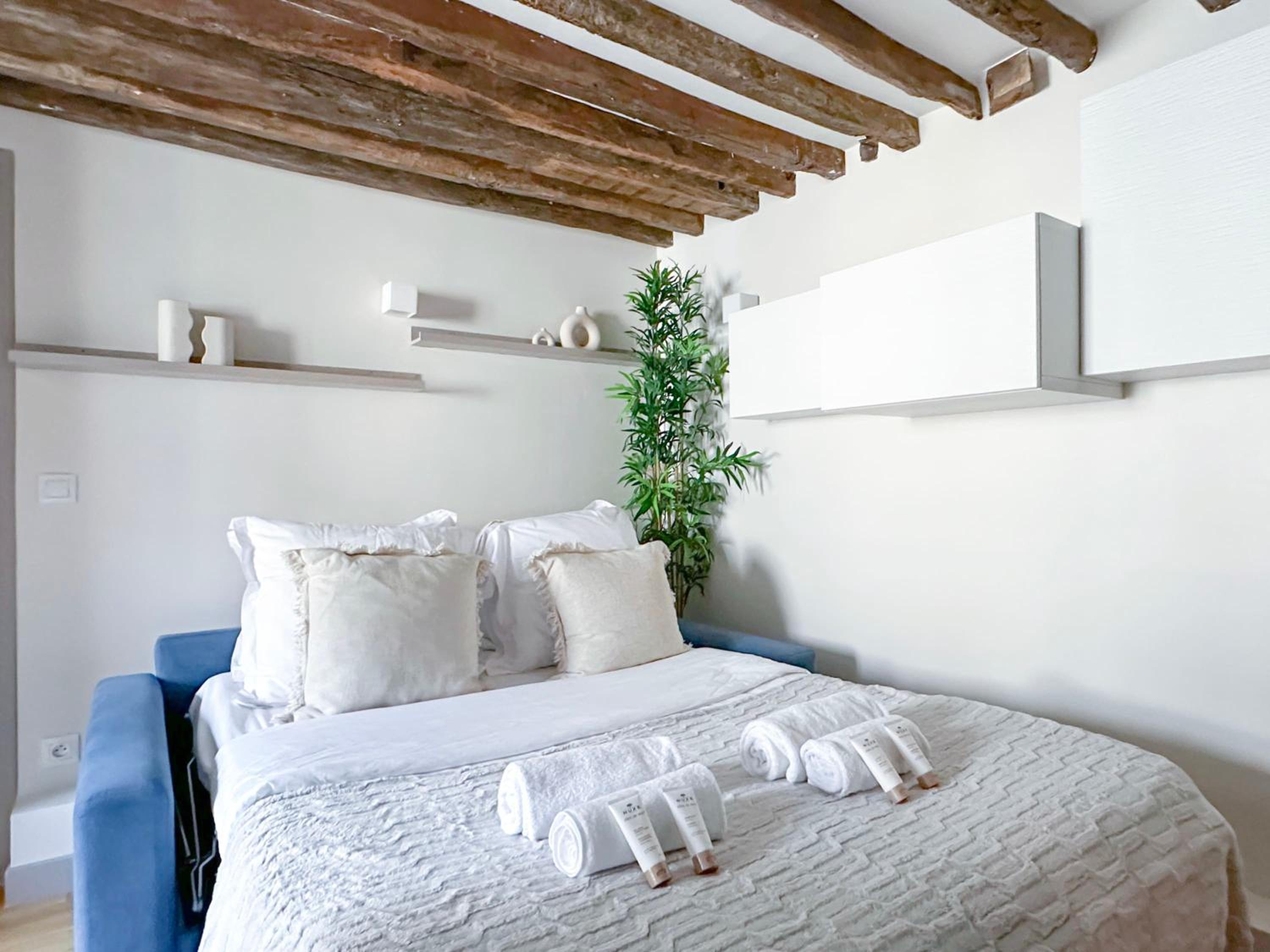 1612 B - Best deal in Pigalle