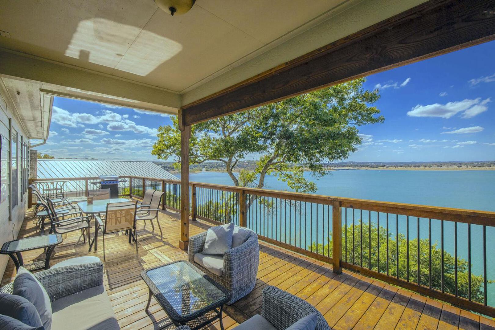 Overlook Pointe Lake House- Waterfront with Stunning Views and Hot Tub!