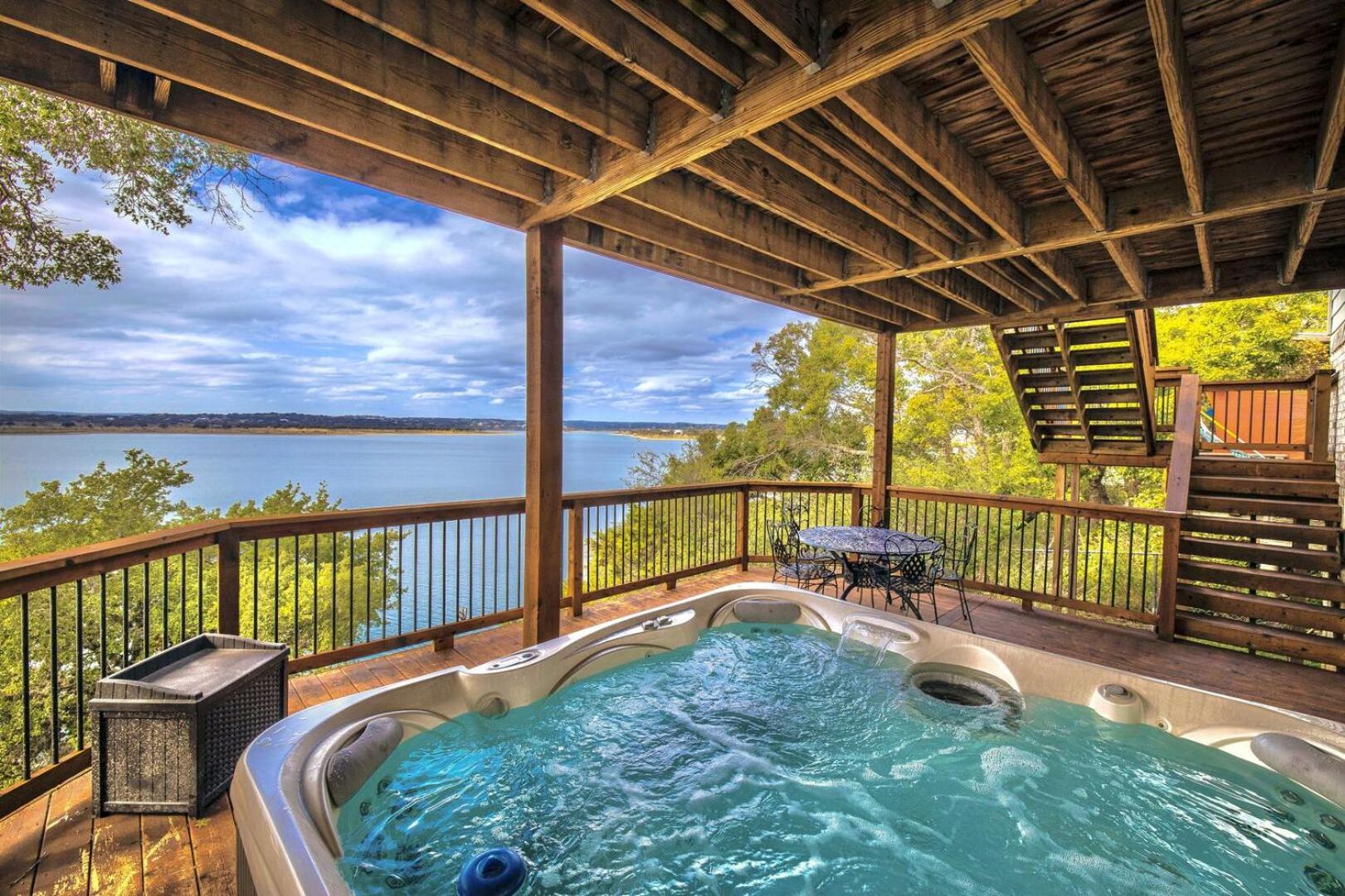 Overlook Pointe Lake House- Waterfront with Stunning Views and Hot Tub!