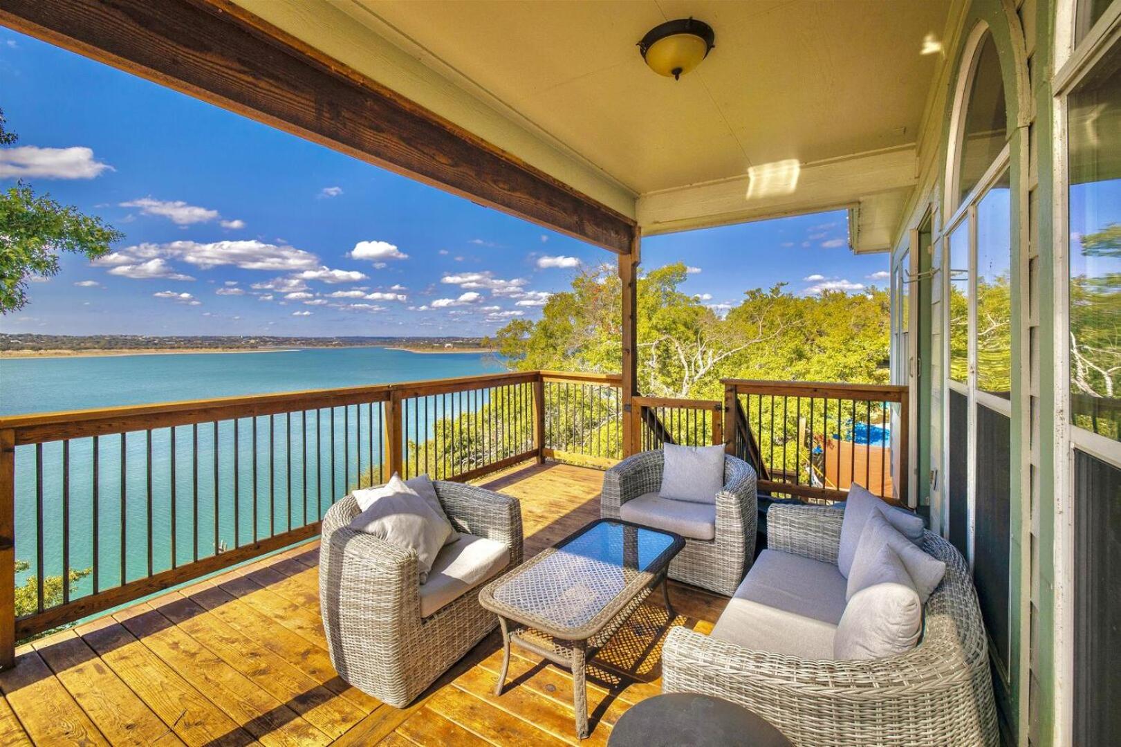 Overlook Pointe Lake House- Waterfront with Stunning Views and Hot Tub!