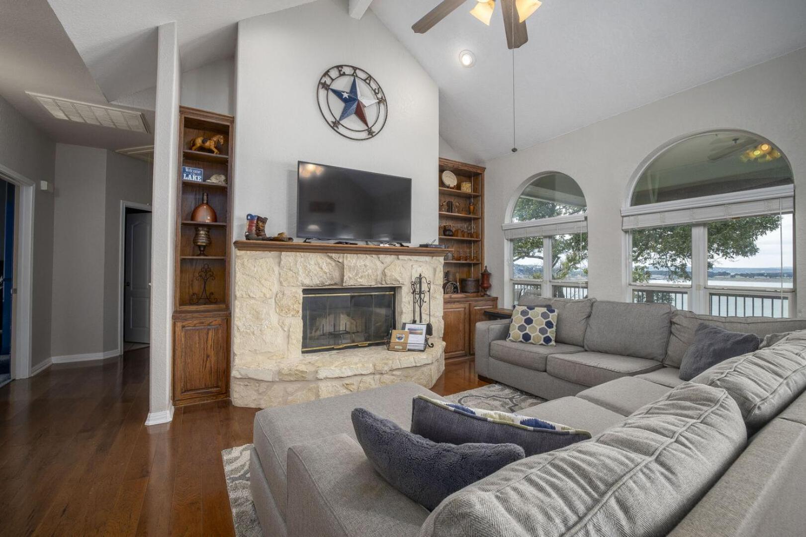 Overlook Pointe Lake House- Waterfront with Stunning Views and Hot Tub!