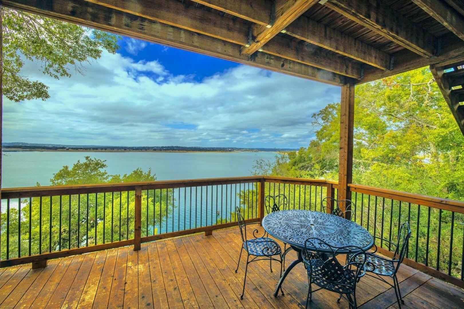 Overlook Pointe Lake House- Waterfront with Stunning Views and Hot Tub!