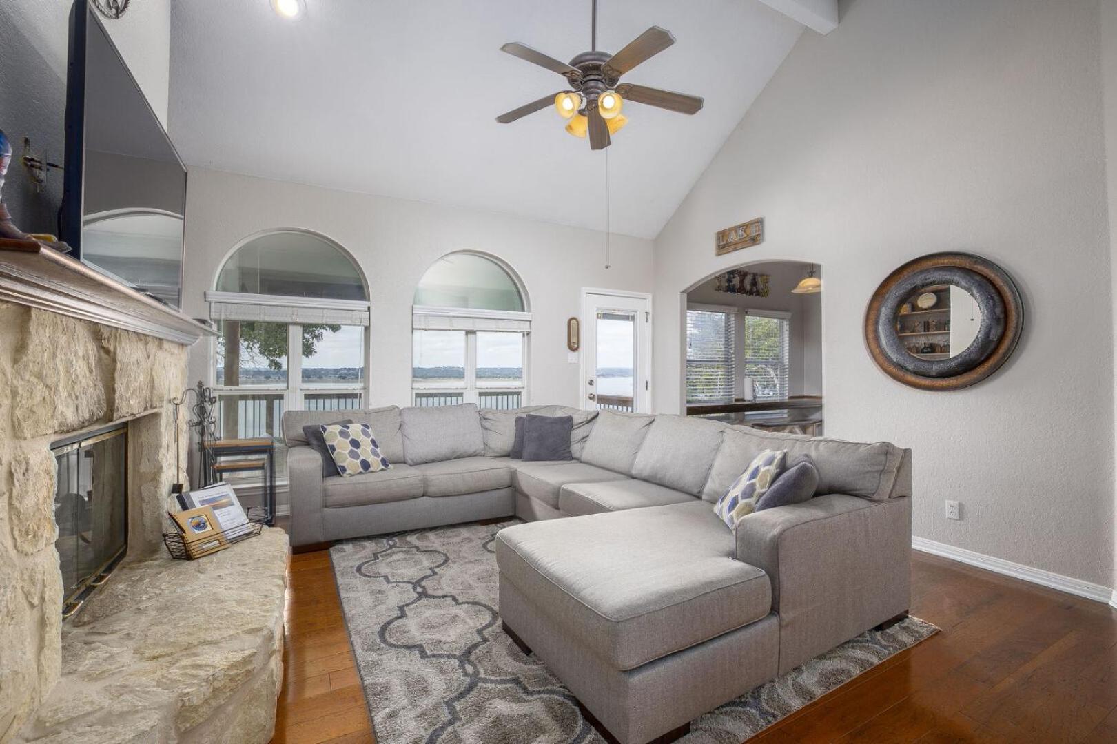 Overlook Pointe Lake House- Waterfront with Stunning Views and Hot Tub!
