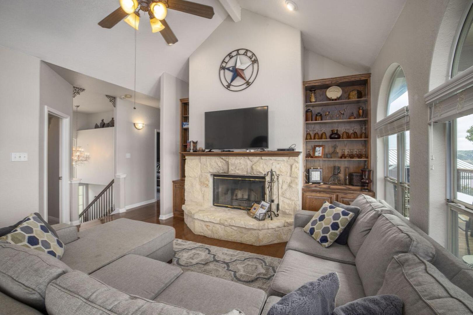 Overlook Pointe Lake House- Waterfront with Stunning Views and Hot Tub!