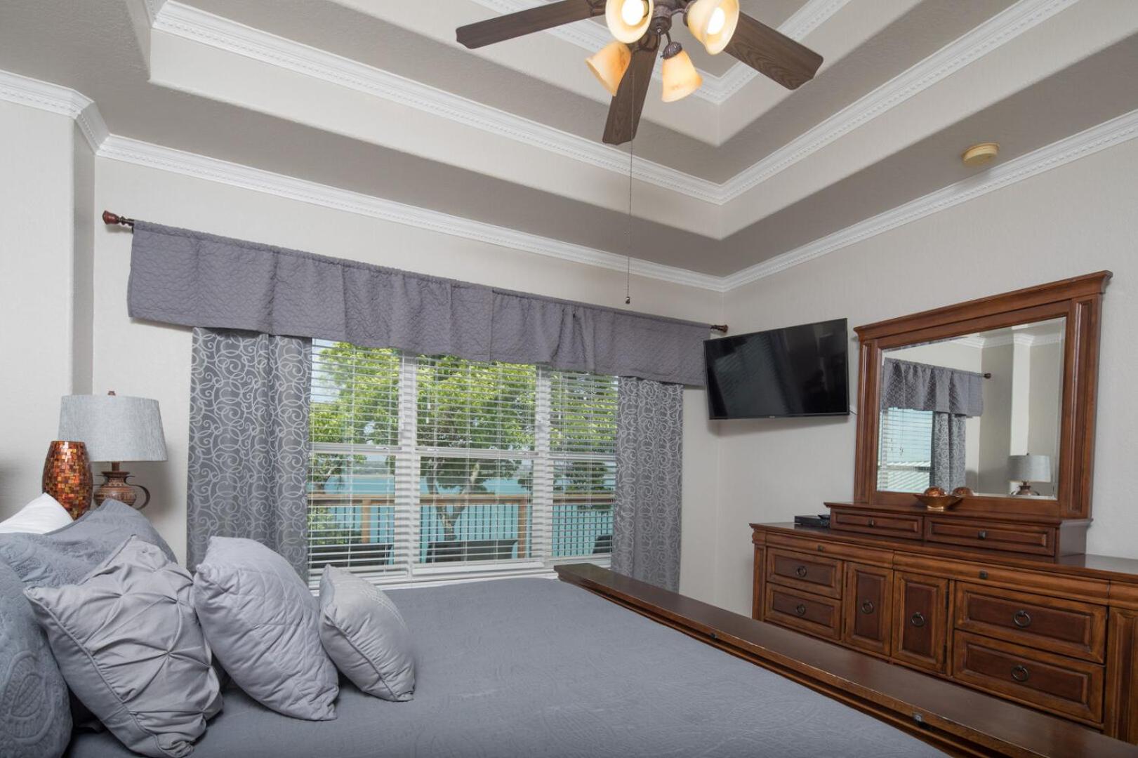 Overlook Pointe Lake House- Waterfront with Stunning Views and Hot Tub!