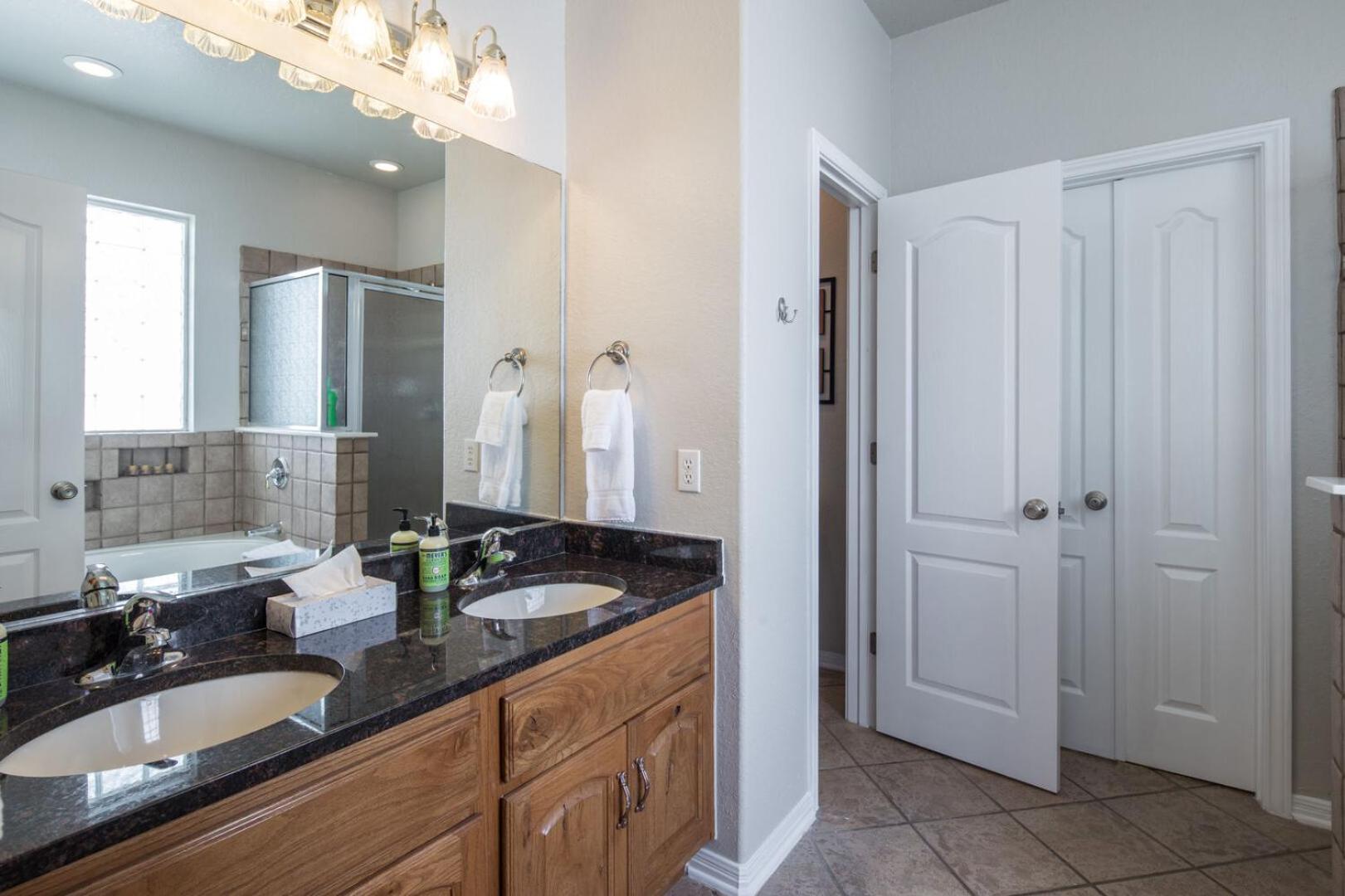 Overlook Pointe Lake House- Waterfront with Stunning Views and Hot Tub!