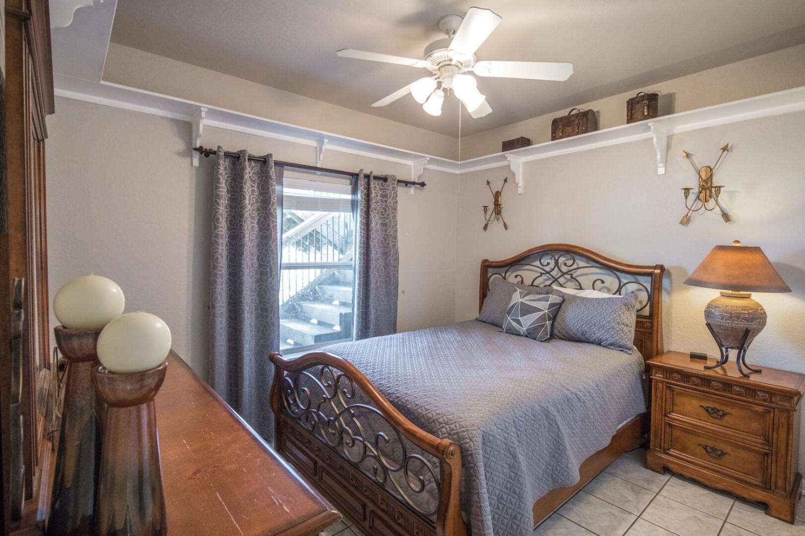 Overlook Pointe Lake House- Waterfront with Stunning Views and Hot Tub!