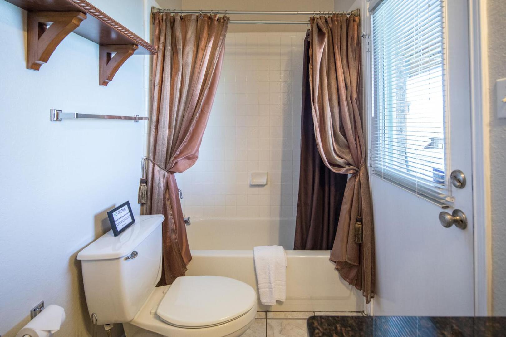 Overlook Pointe Lake House- Waterfront with Stunning Views and Hot Tub!