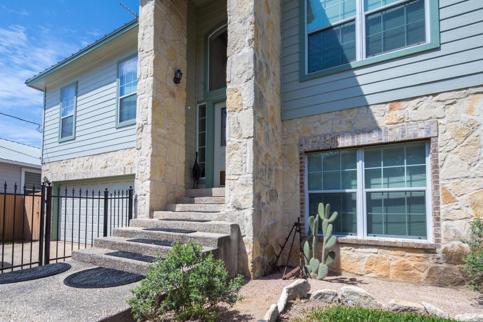 Overlook Pointe Lake House- Waterfront with Stunning Views and Hot Tub!