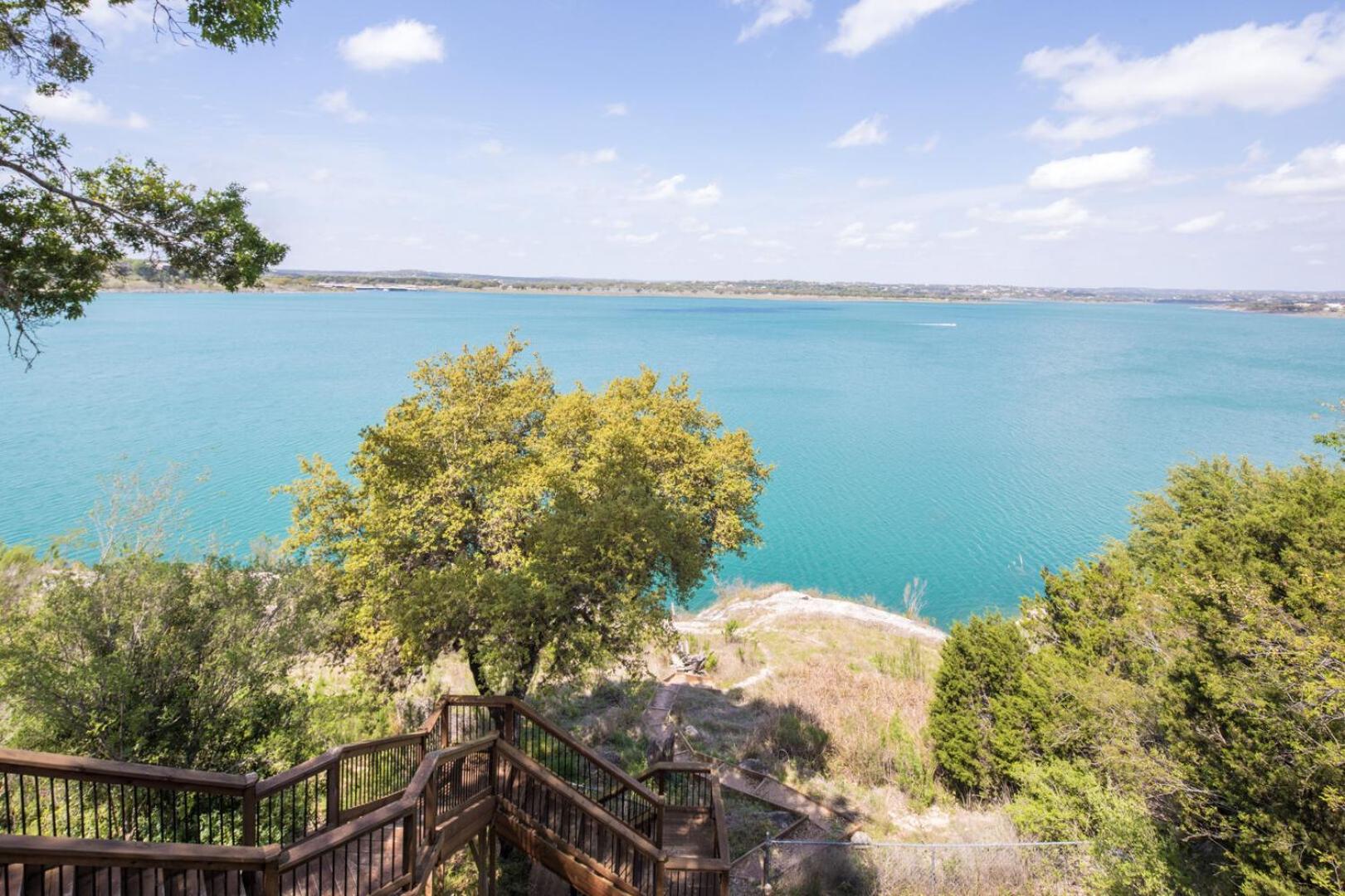 Overlook Pointe Lake House- Waterfront with Stunning Views and Hot Tub!