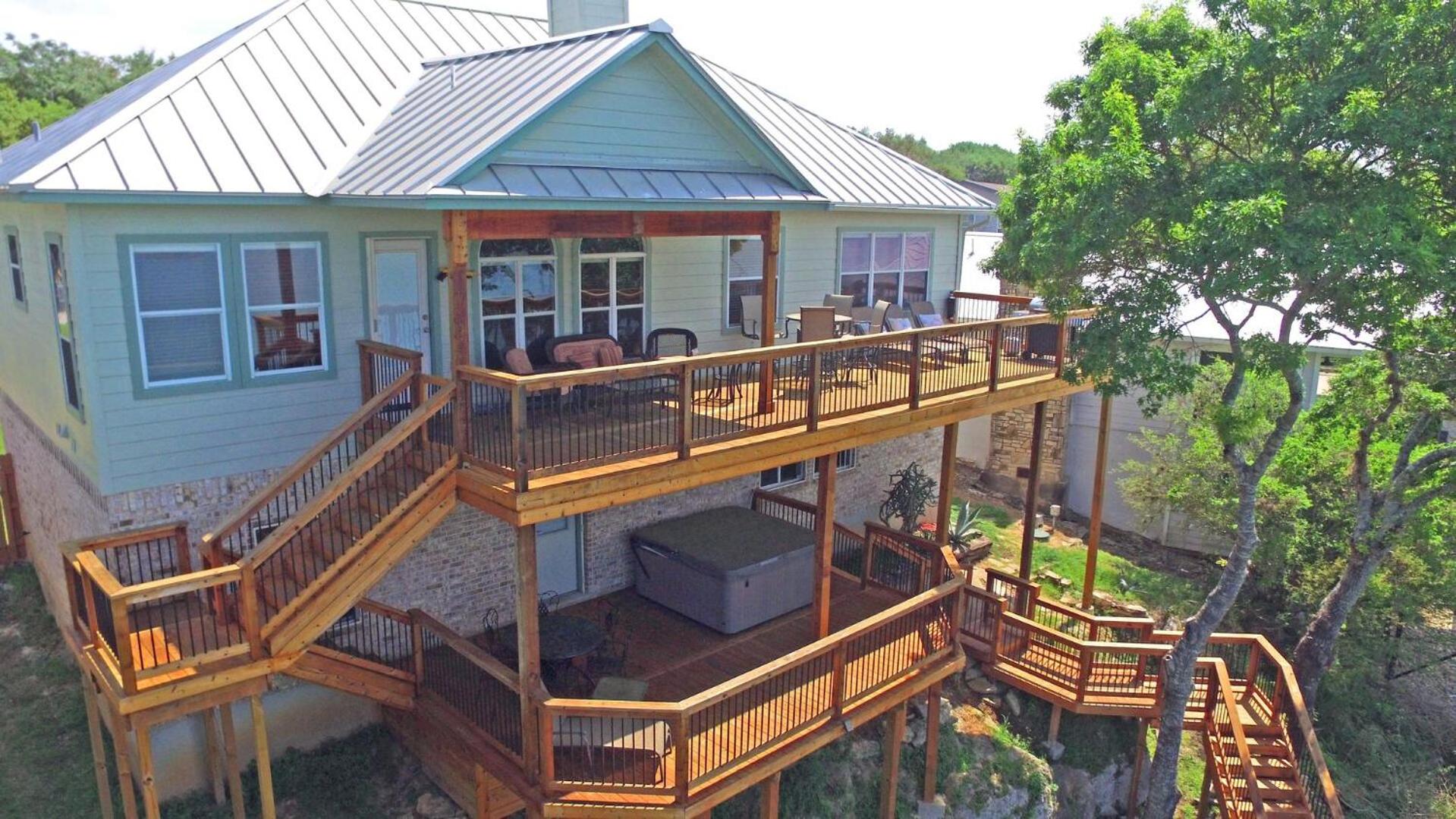 Overlook Pointe Lake House- Waterfront with Stunning Views and Hot Tub!