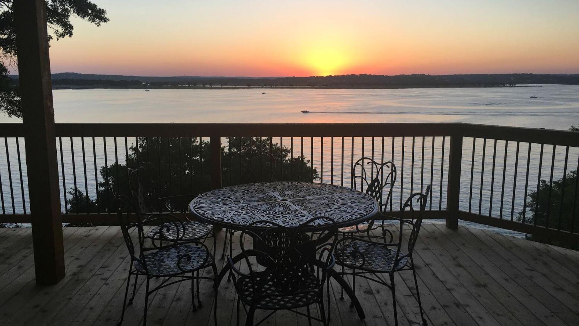 Overlook Pointe Lake House- Waterfront with Stunning Views and Hot Tub!