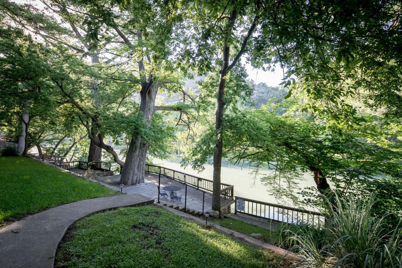 Bohemian Hill - Guadalupe Rivefront, Ancient Cypress Trees, Sleeps 12!