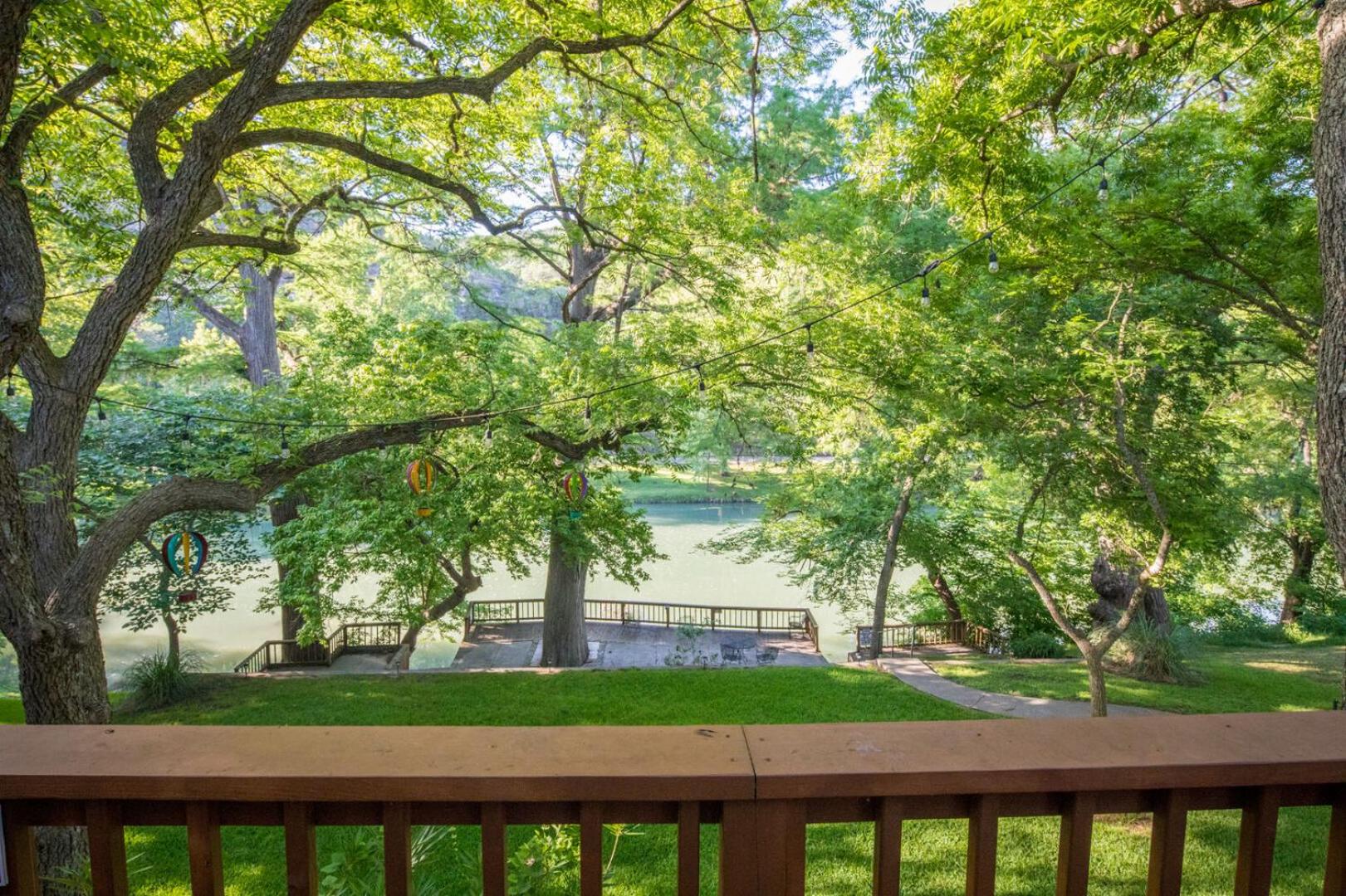 Bohemian Hill - Guadalupe Rivefront, Ancient Cypress Trees, Sleeps 12!