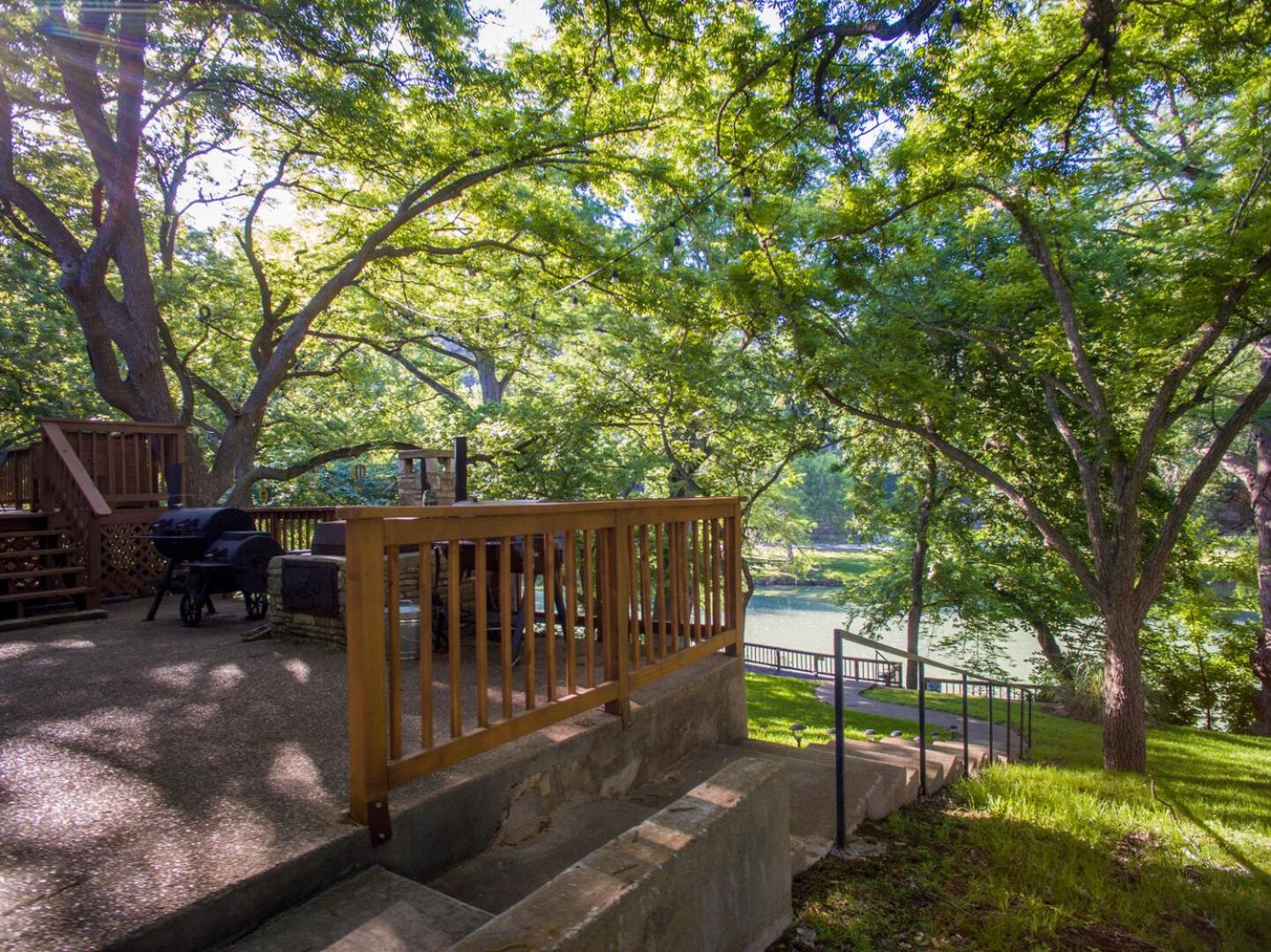 Bohemian Hill - Guadalupe Rivefront, Ancient Cypress Trees, Sleeps 12!
