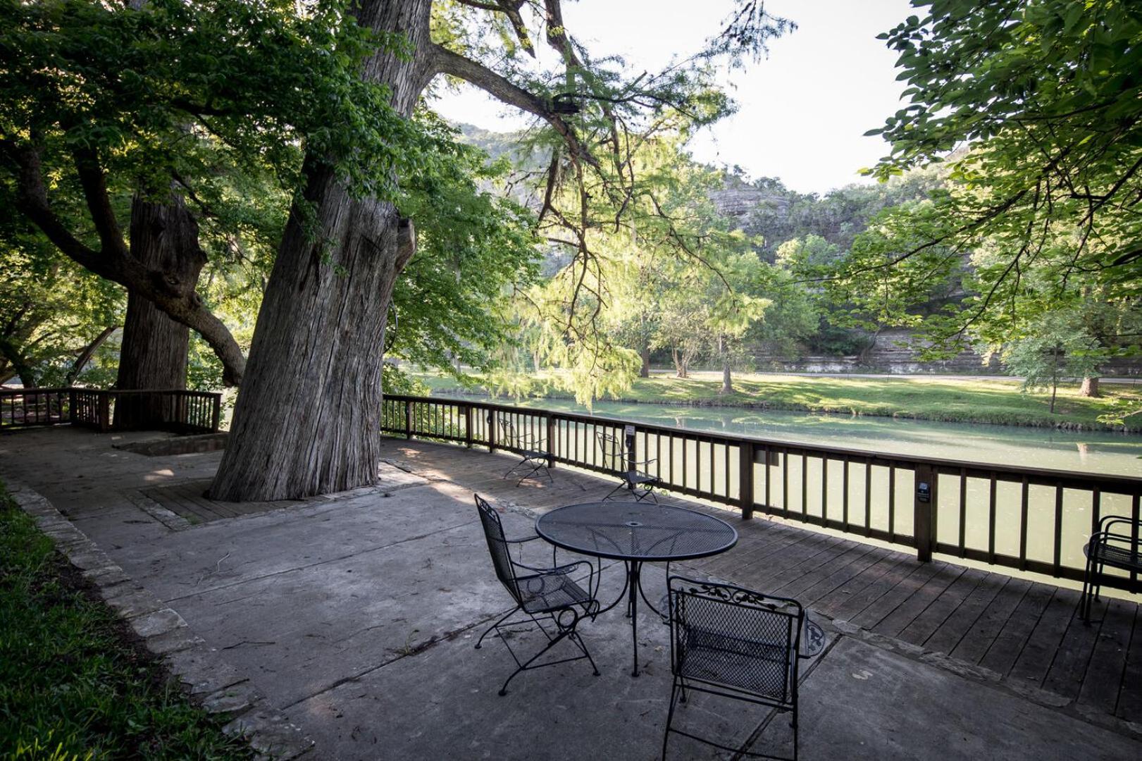 Bohemian Hill - Guadalupe Rivefront, Ancient Cypress Trees, Sleeps 12!
