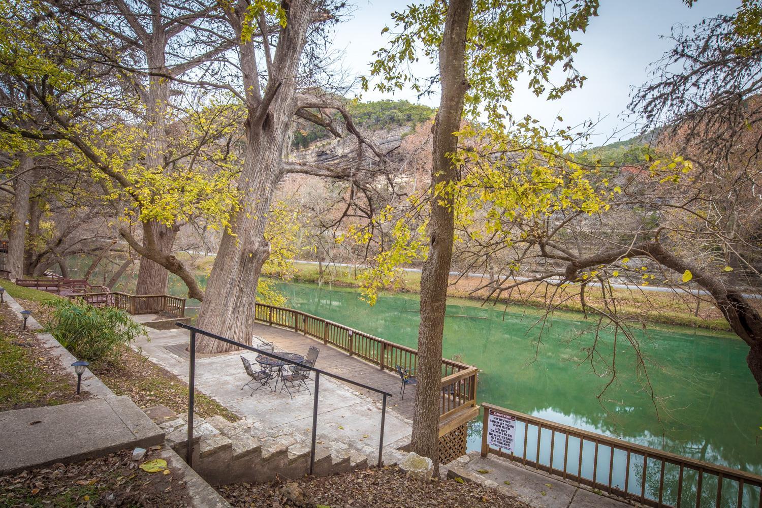 Bohemian Hill - Guadalupe Rivefront, Ancient Cypress Trees, Sleeps 12!
