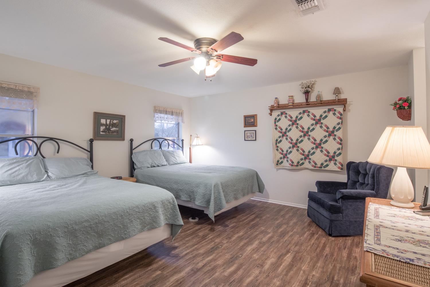 Bohemian Hill - Guadalupe Rivefront, Ancient Cypress Trees, Sleeps 12!