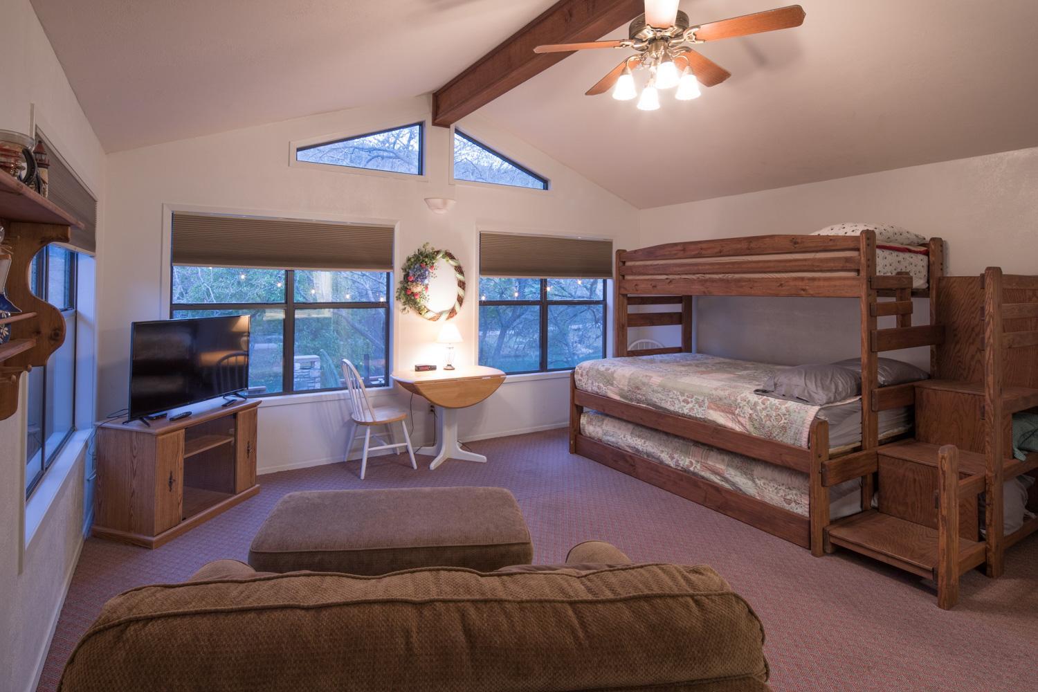 Bohemian Hill - Guadalupe Rivefront, Ancient Cypress Trees, Sleeps 12!