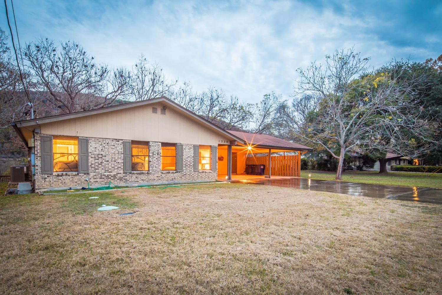 Bohemian Hill - Guadalupe Rivefront, Ancient Cypress Trees, Sleeps 12!