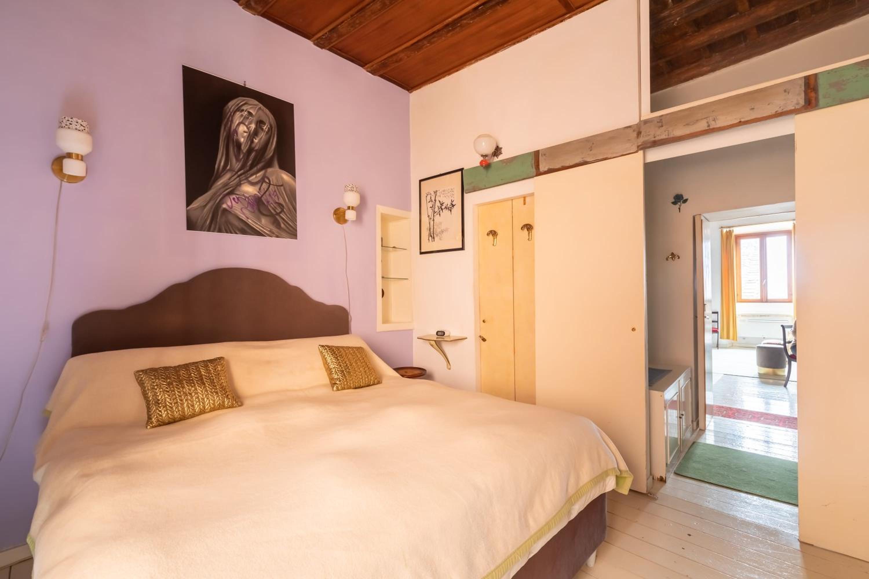 Reginella White Apartment