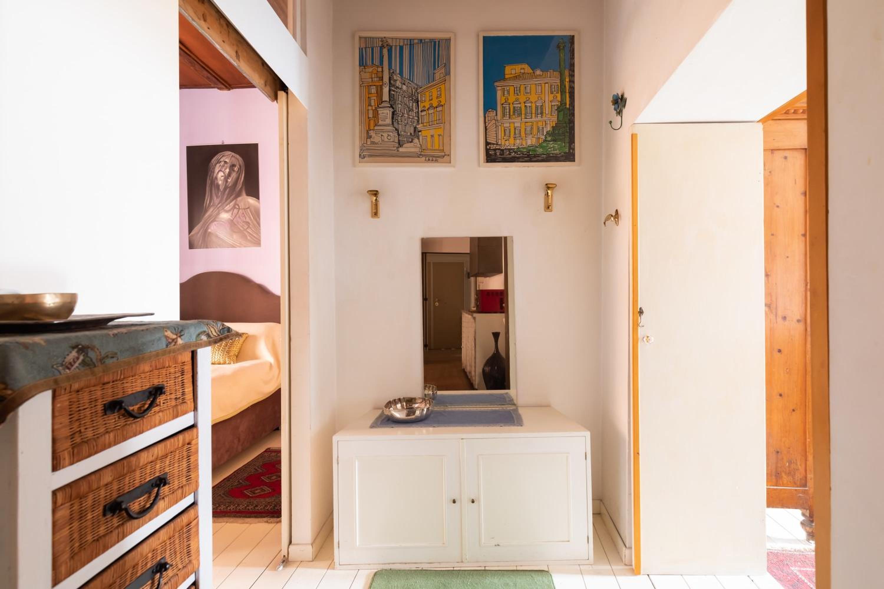 Reginella White Apartment