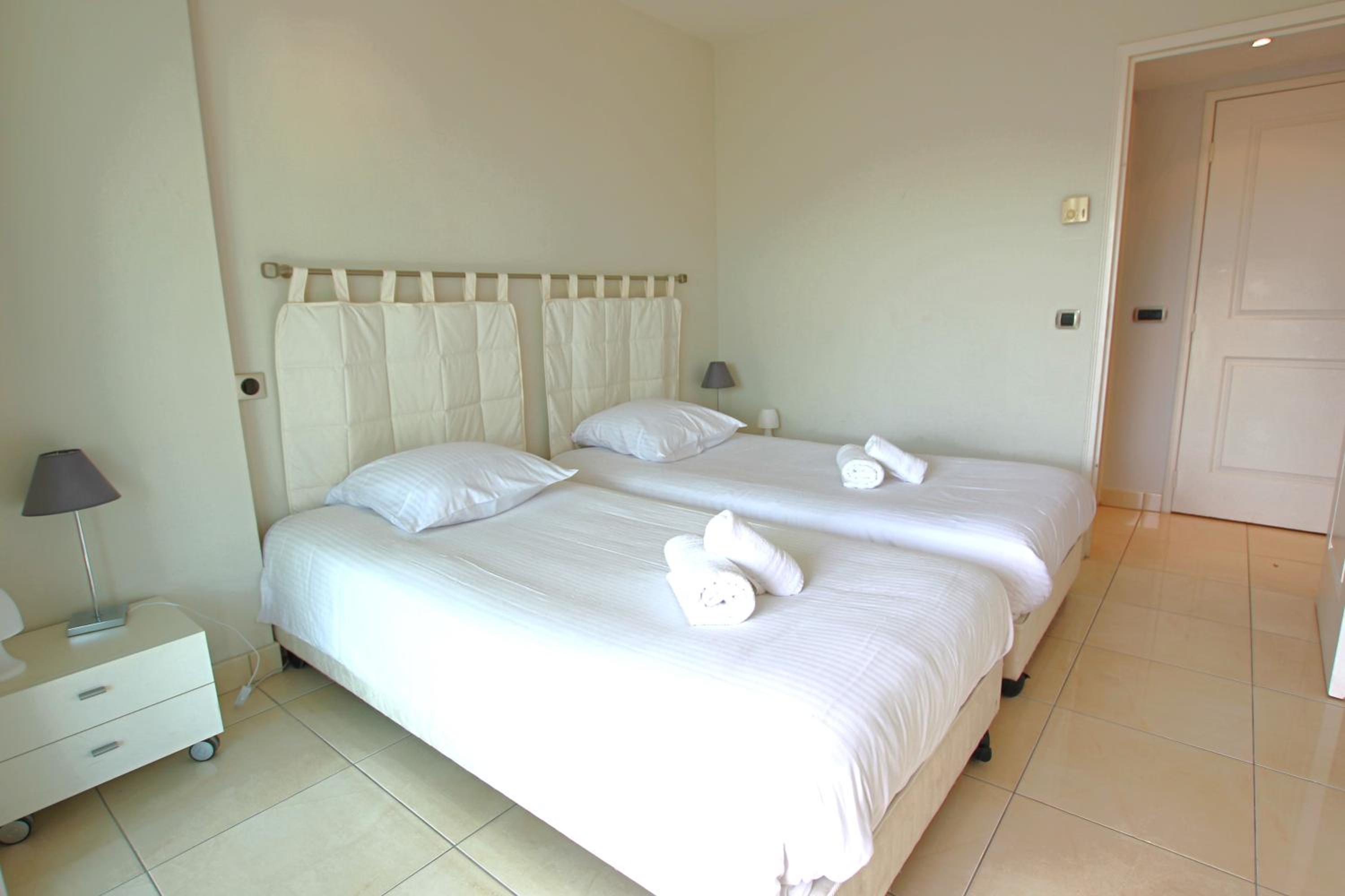 Fully equipped apartment with large terrace lounge area