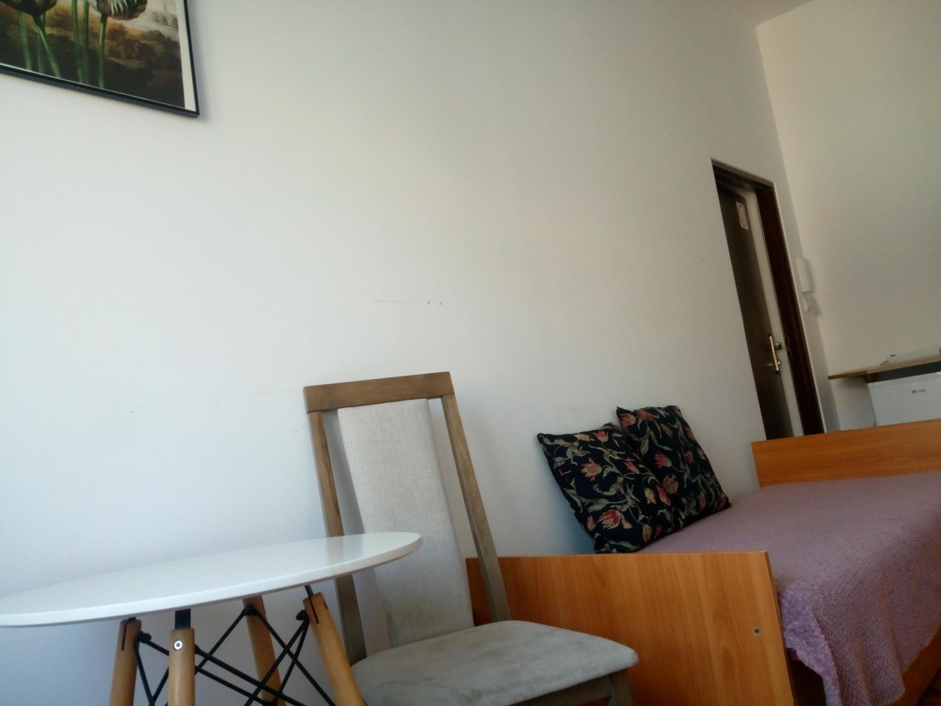 Hostel Tulip - Pokój 7 ze wspólną łazienką i kuchnią view 3