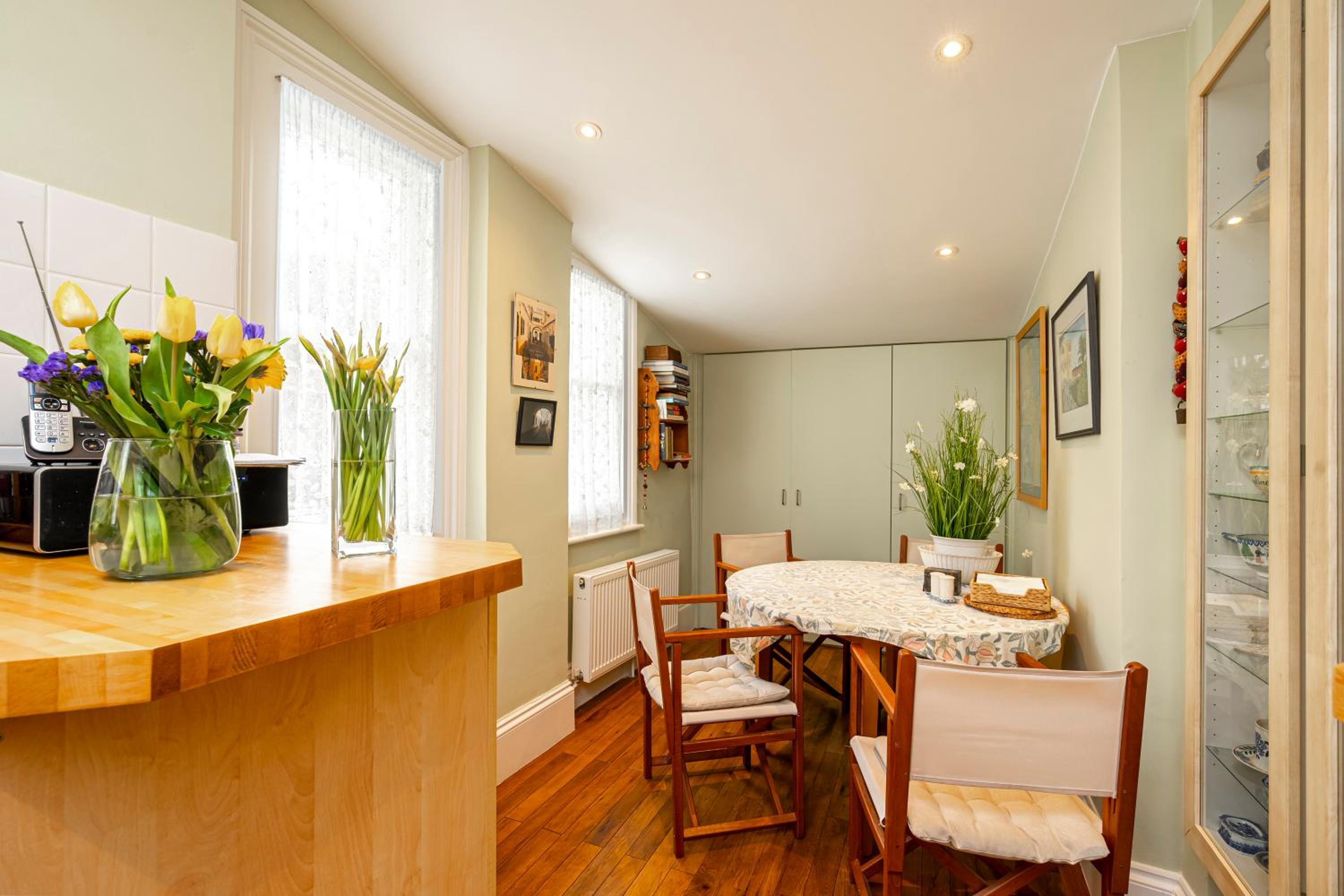 JOIVY Elegant 2 bed near Hampstead and Camden, sleeps 4