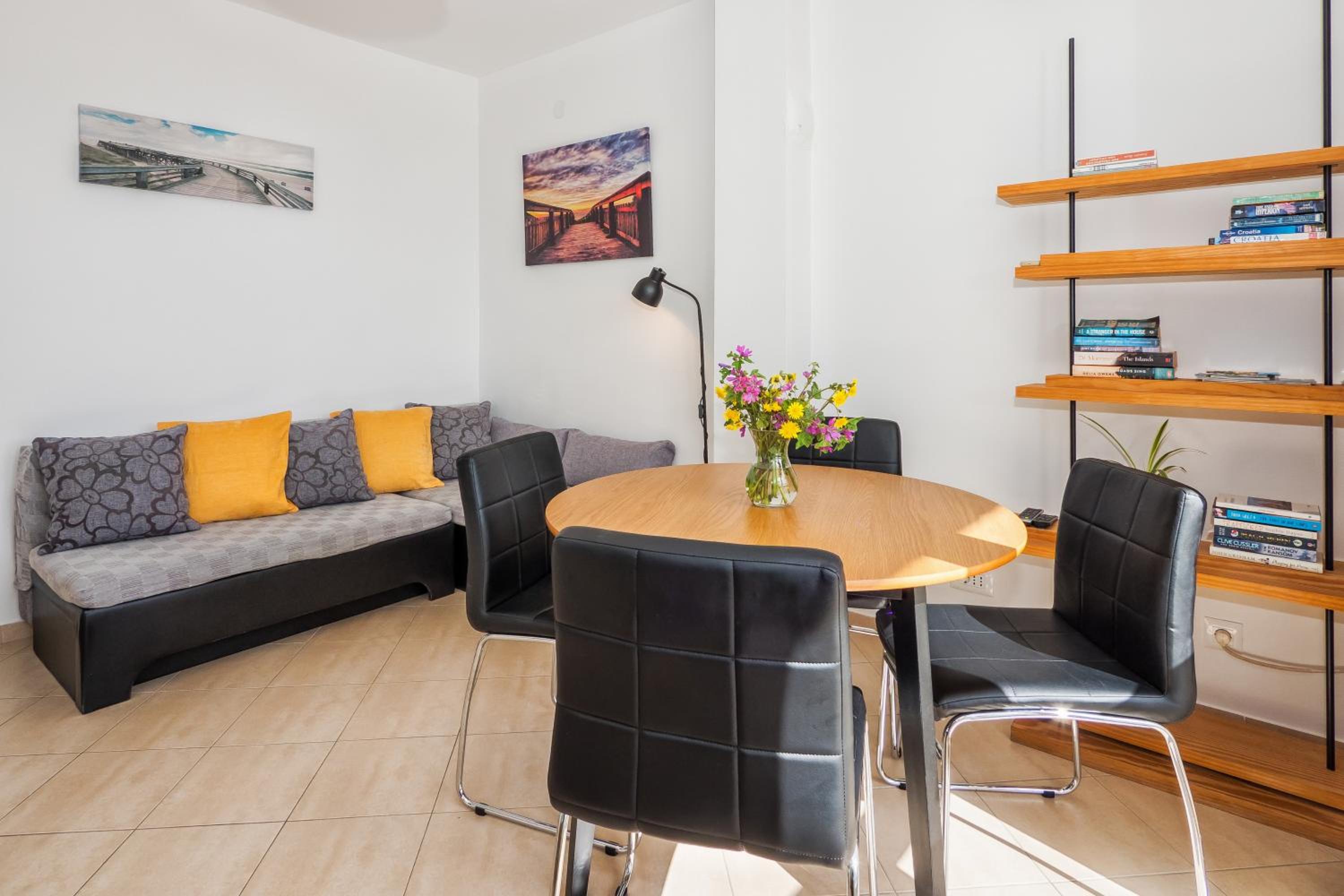 Apartment La Le with big terrace