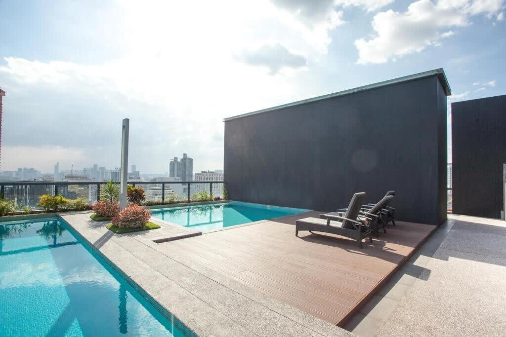 COZY 2BR Fairlane Residences Next To Lot 10