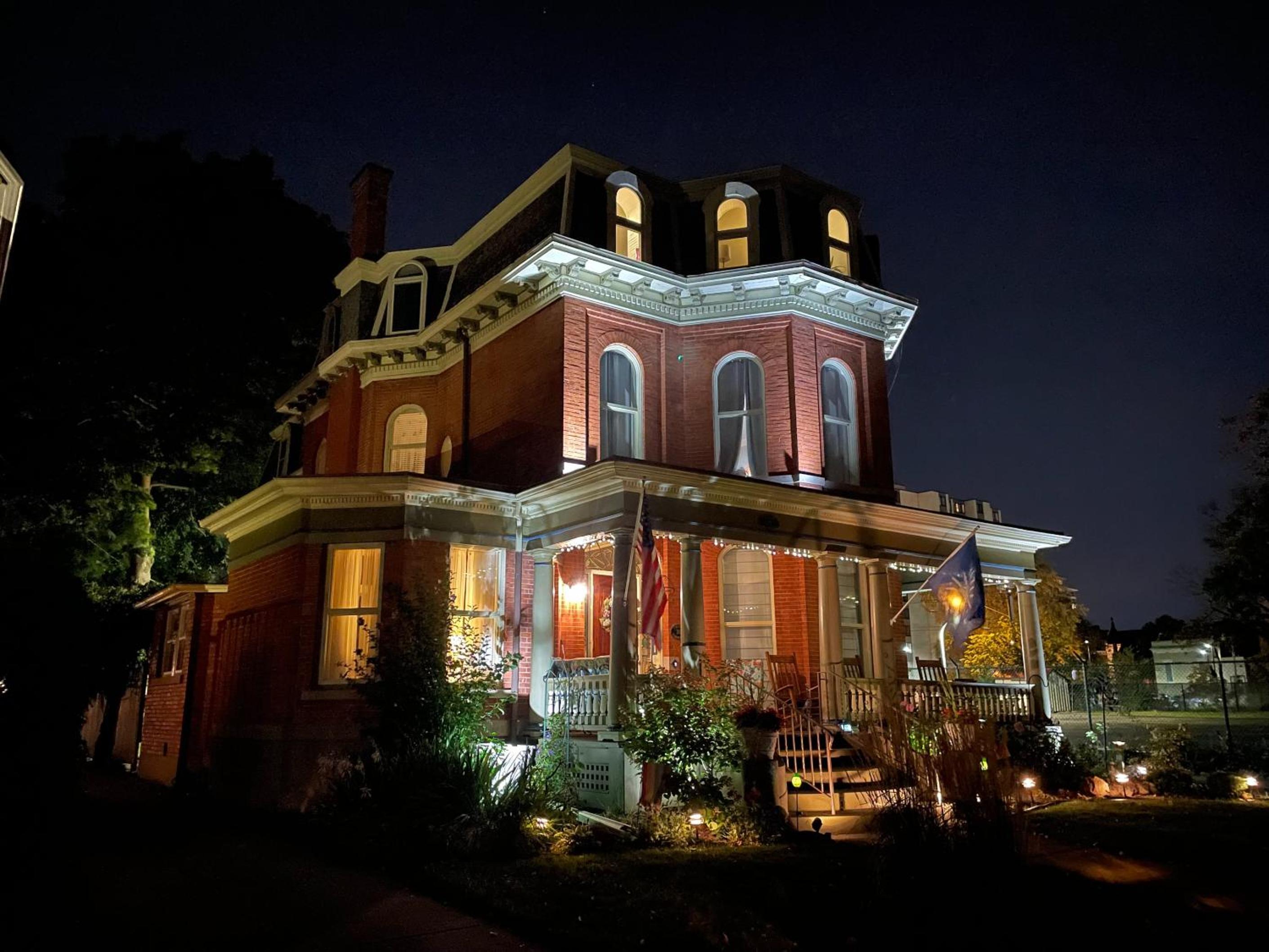 Buffalo Vacations - Oscar's Inn - Property Image 1