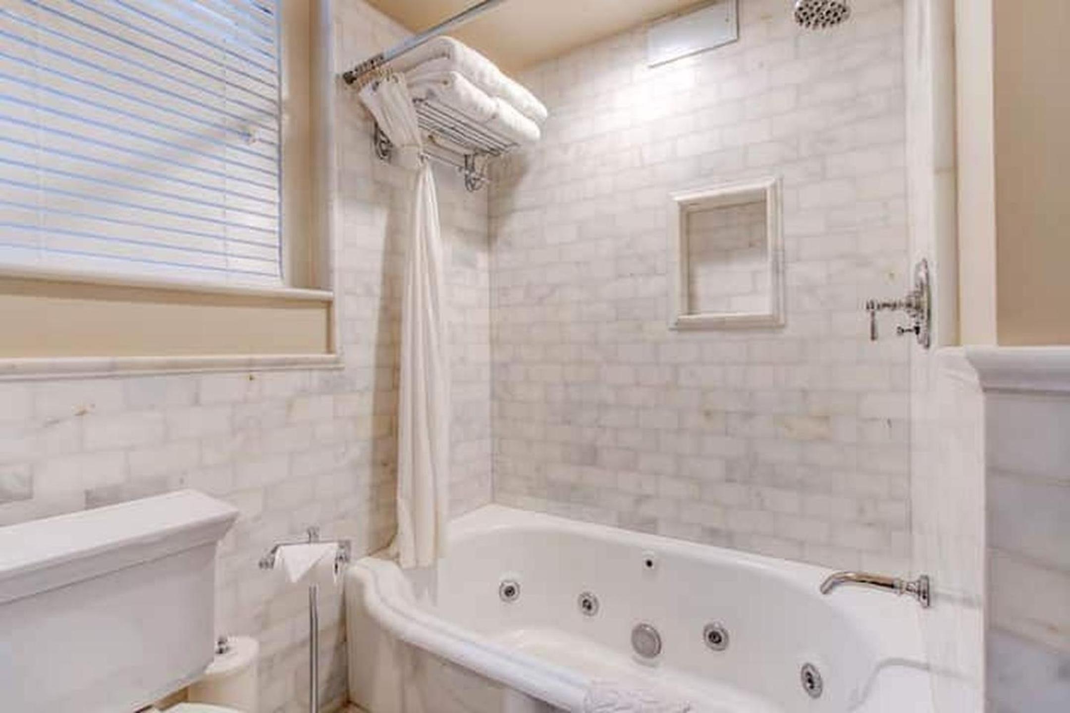 Portland's White House Carriage House view 3