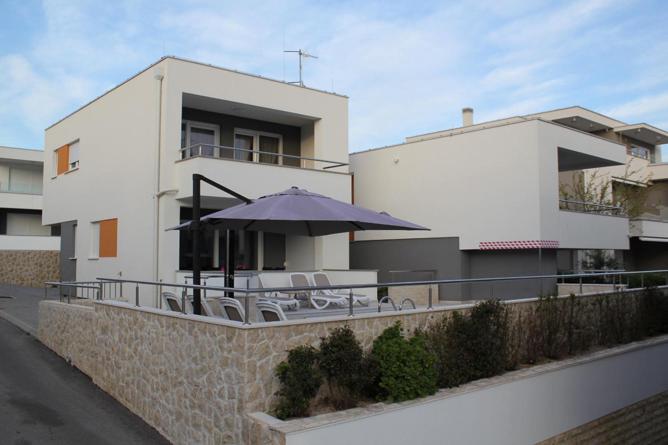 Villa Lumada Pool Apartments view 3