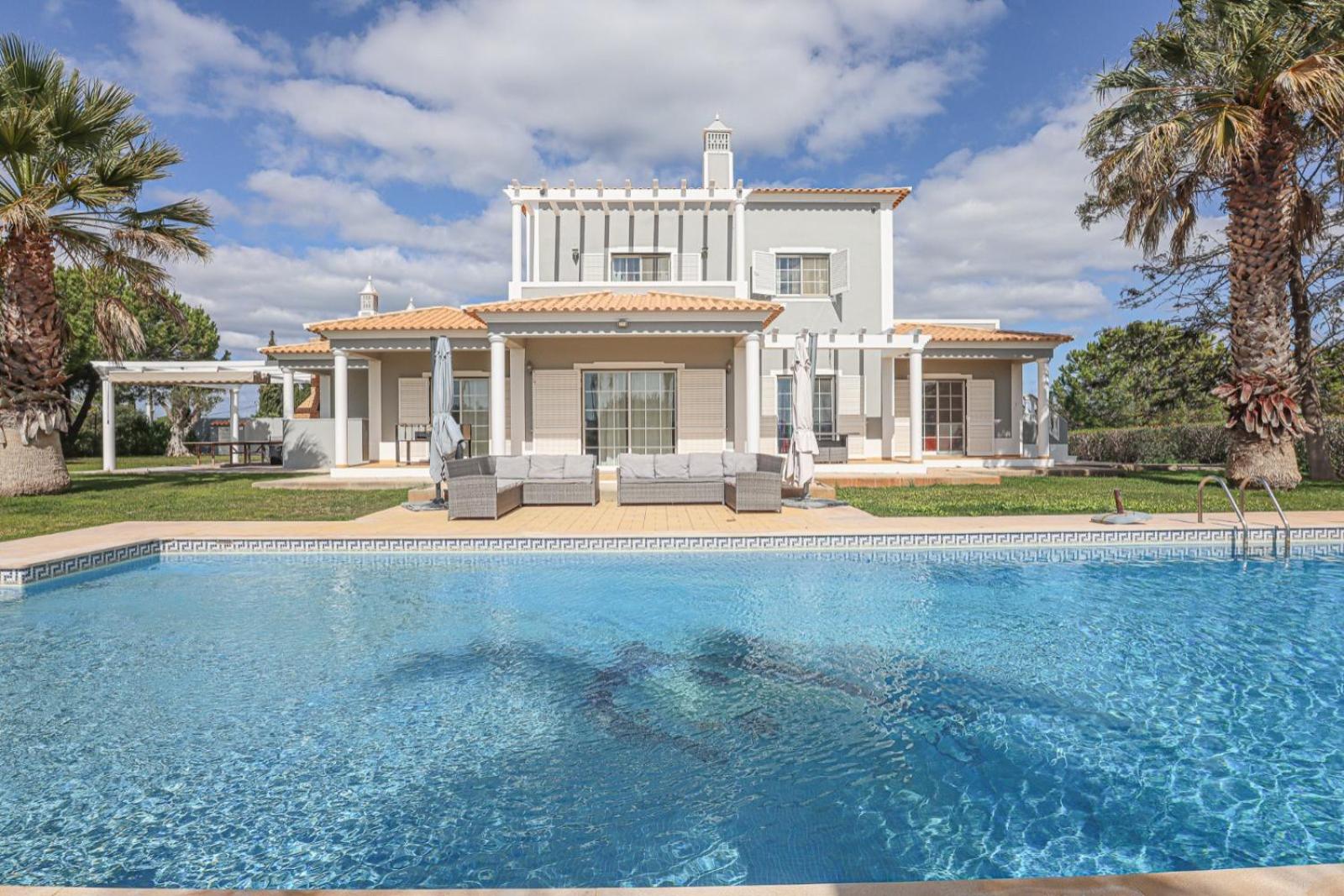 Hotel Villa Loane - Swimming Pool - BY BEDZY - Image 1