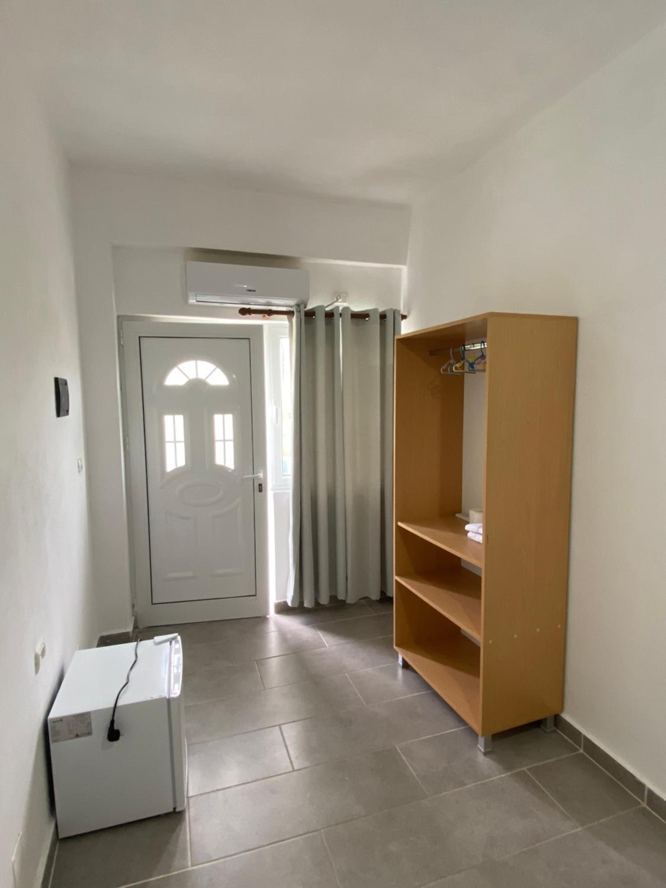 Eleni's Holiday Rooms