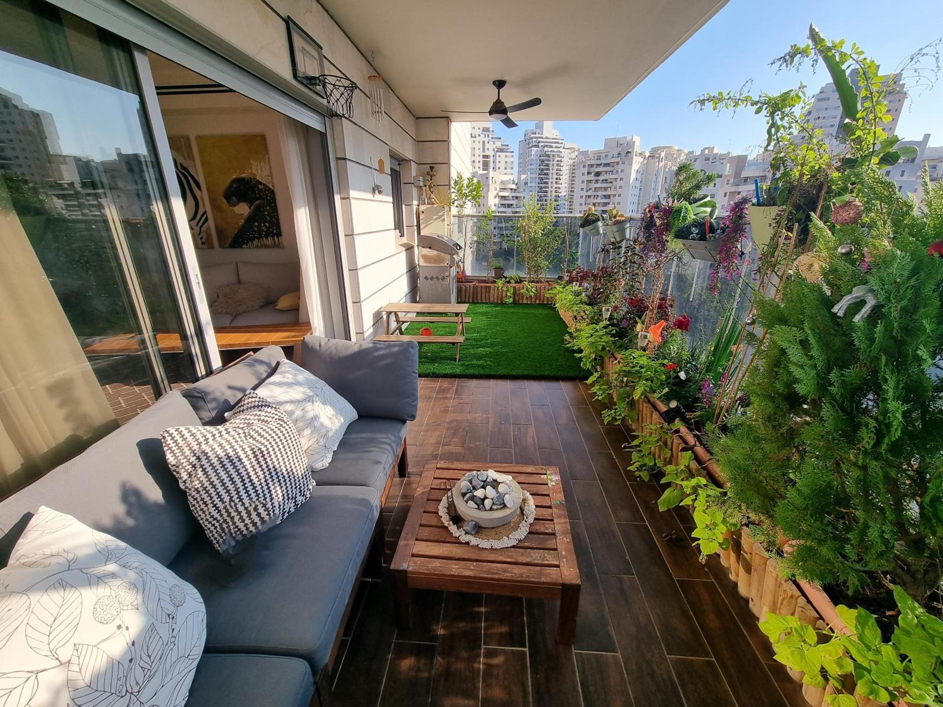 6-Room Apartment Im HaMoshavot