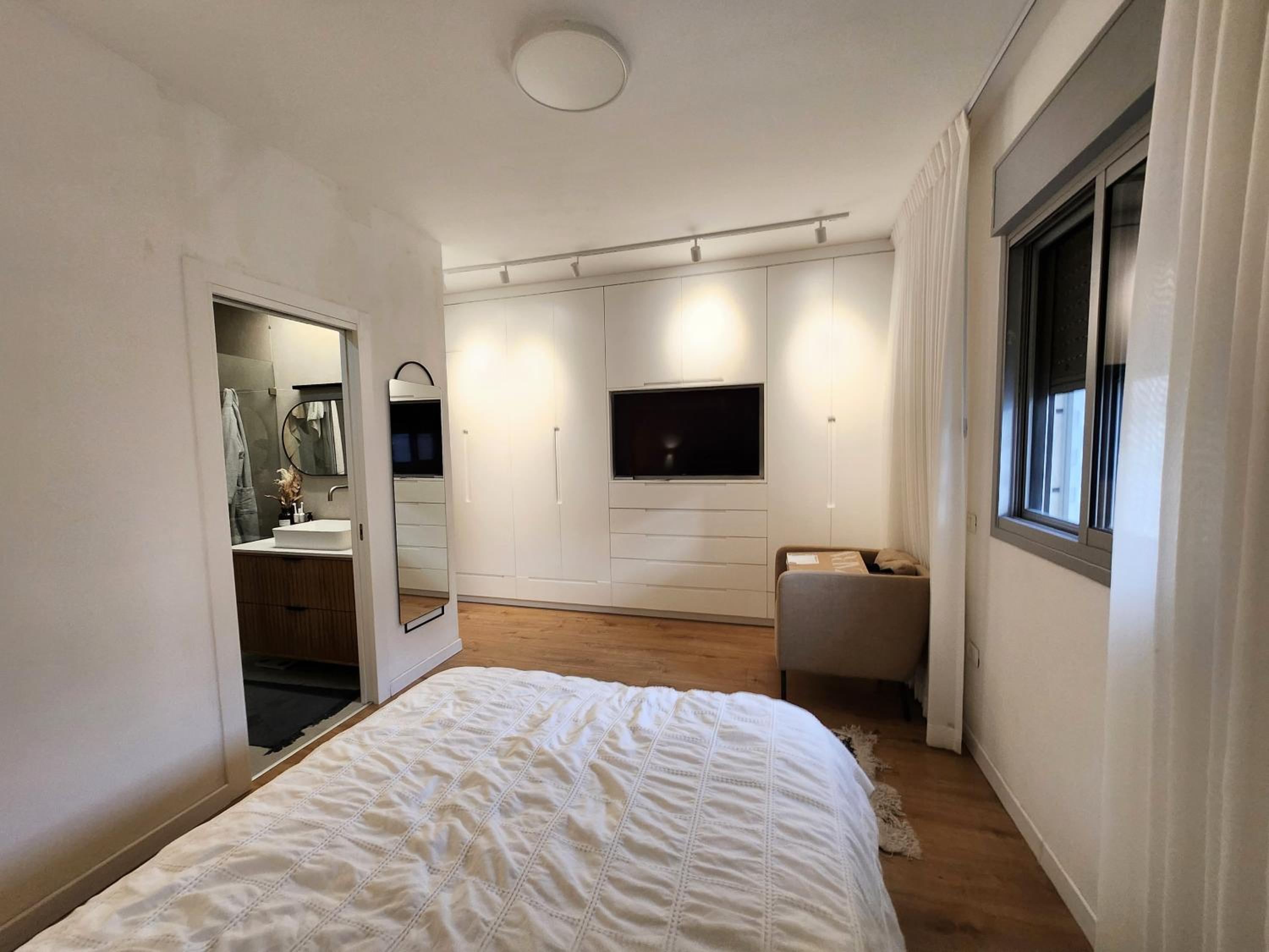 6-Room Apartment Im HaMoshavot