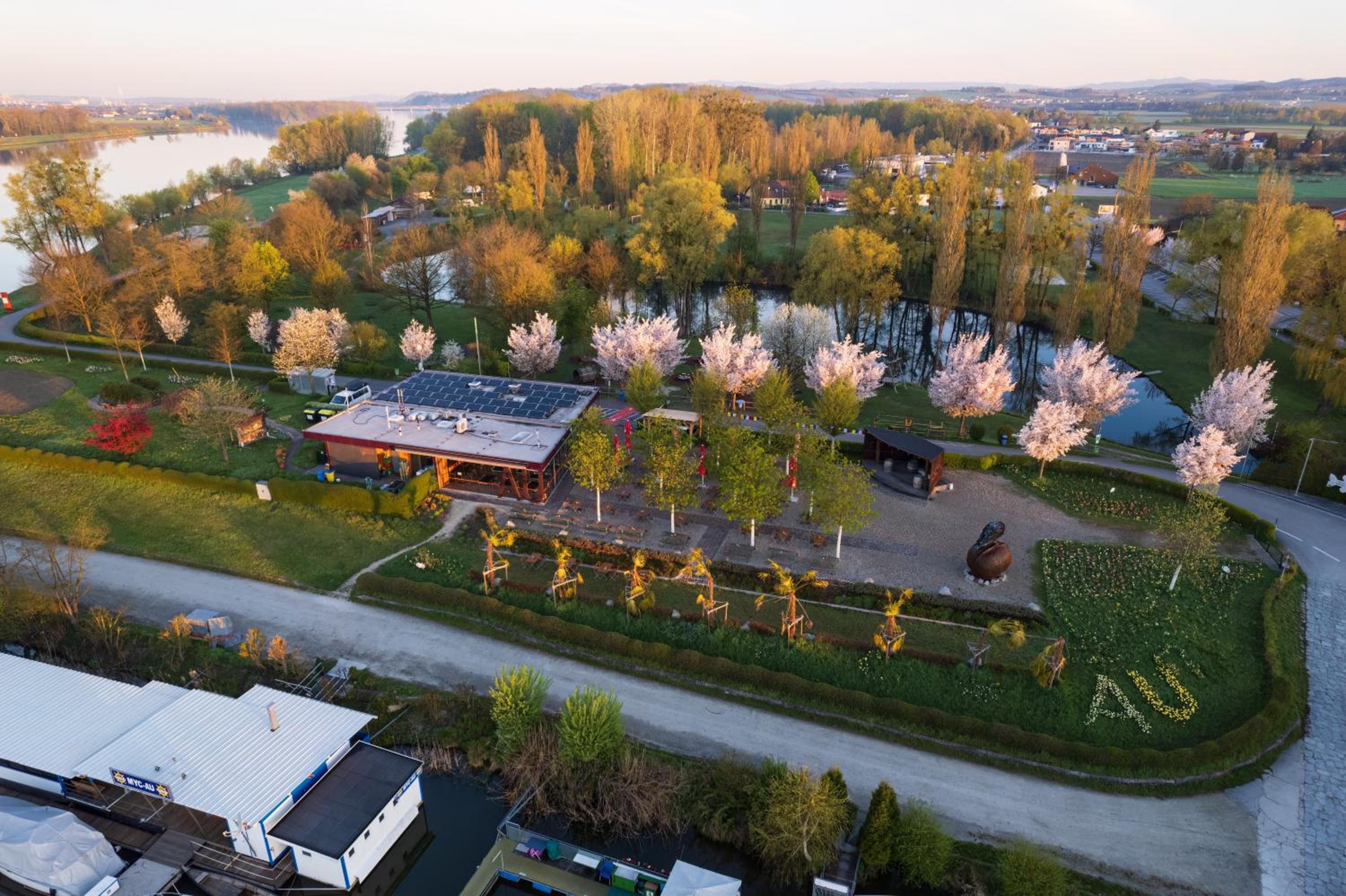Camping & Pension Au an der Donau
