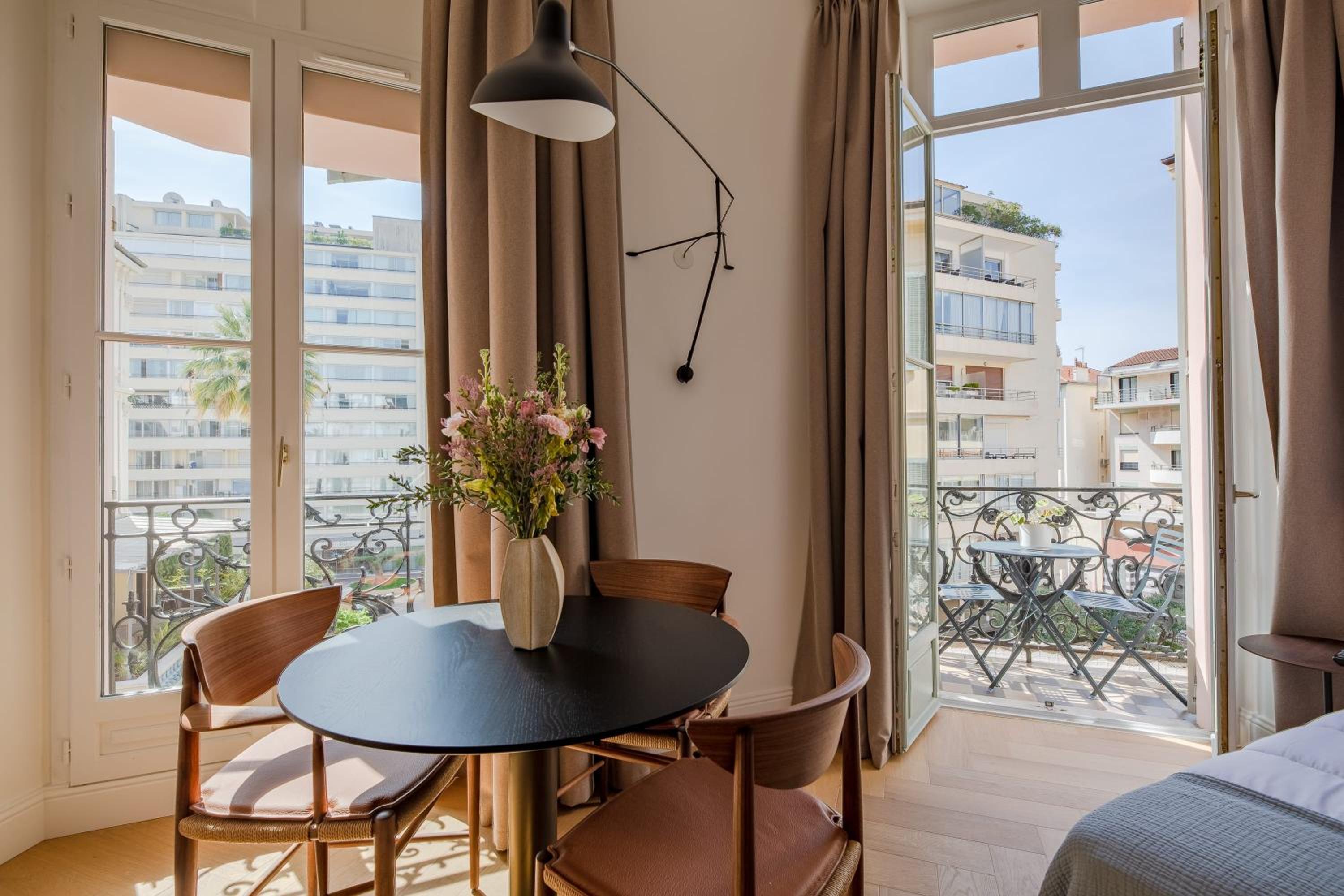 La Guitare 23 - Large modern studio with balcony in center of Cannes, just behind Grand Hotel