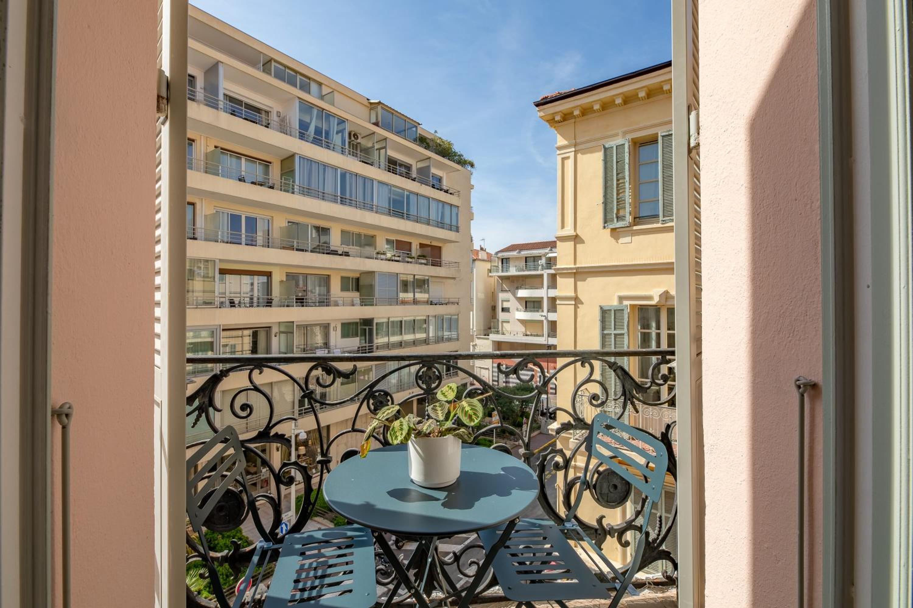 La Guitare 23 - Large modern studio with balcony in center of Cannes, just behind Grand Hotel