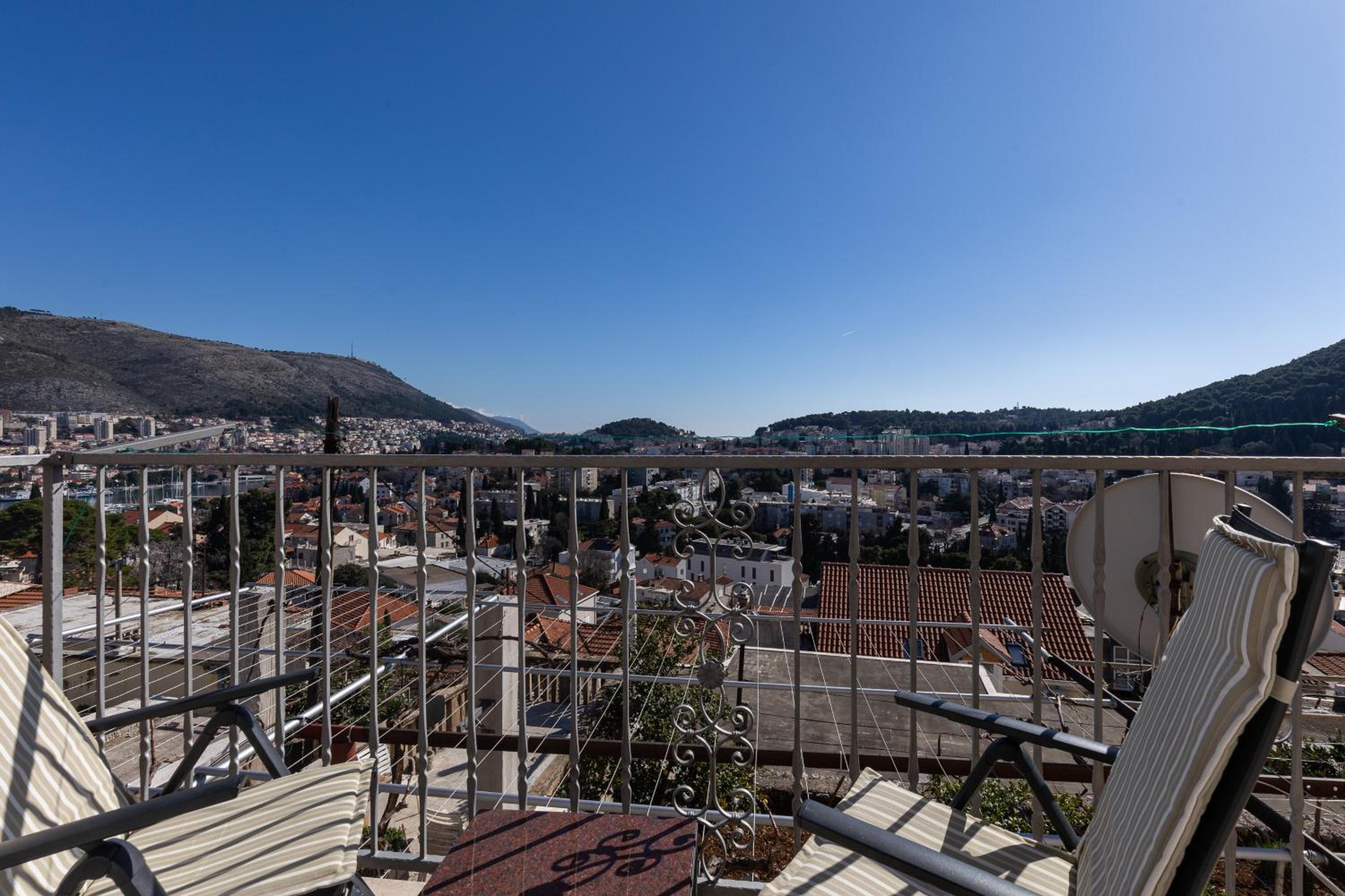 Spacious 80m2 place, great views:-) 2 bedrooms !