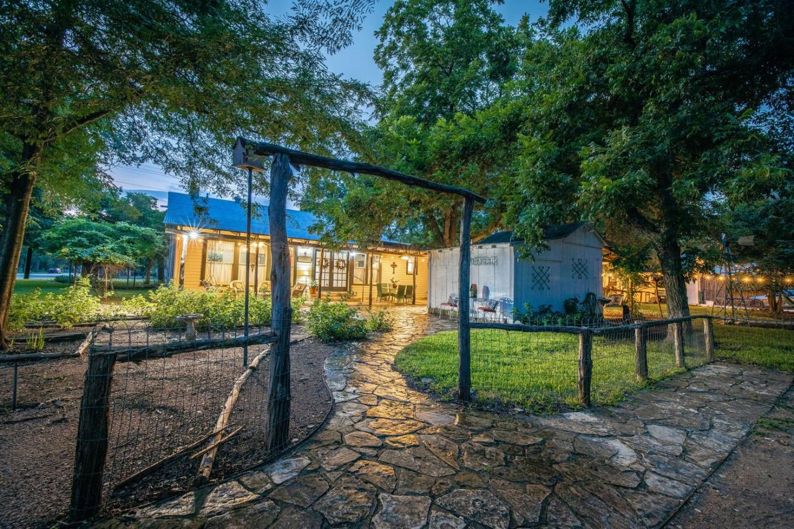Blessing Haus - Charming Historic Home Blocks From Schlitterbahn!