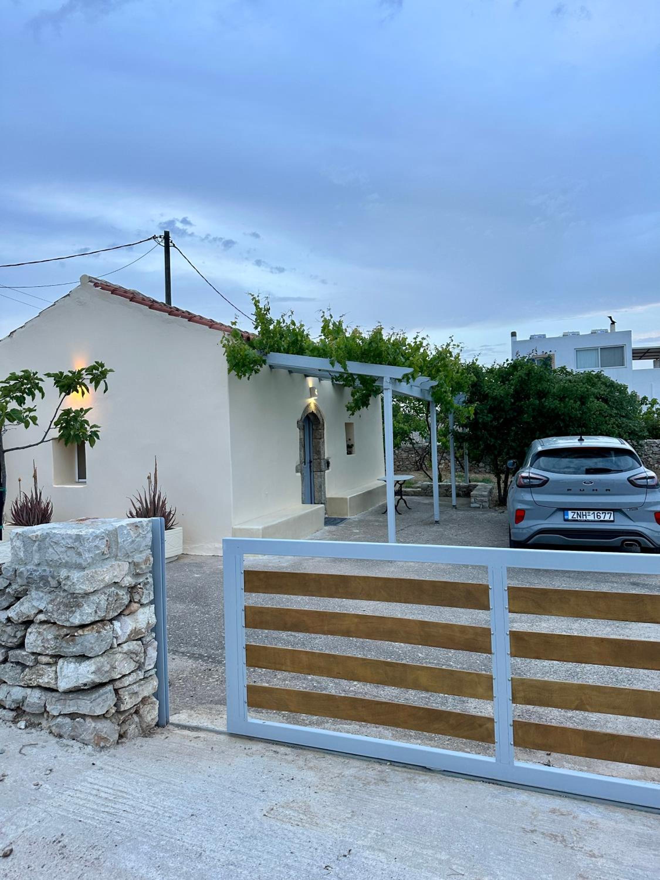 Elia Houses - Traditional House With Backyard view 3