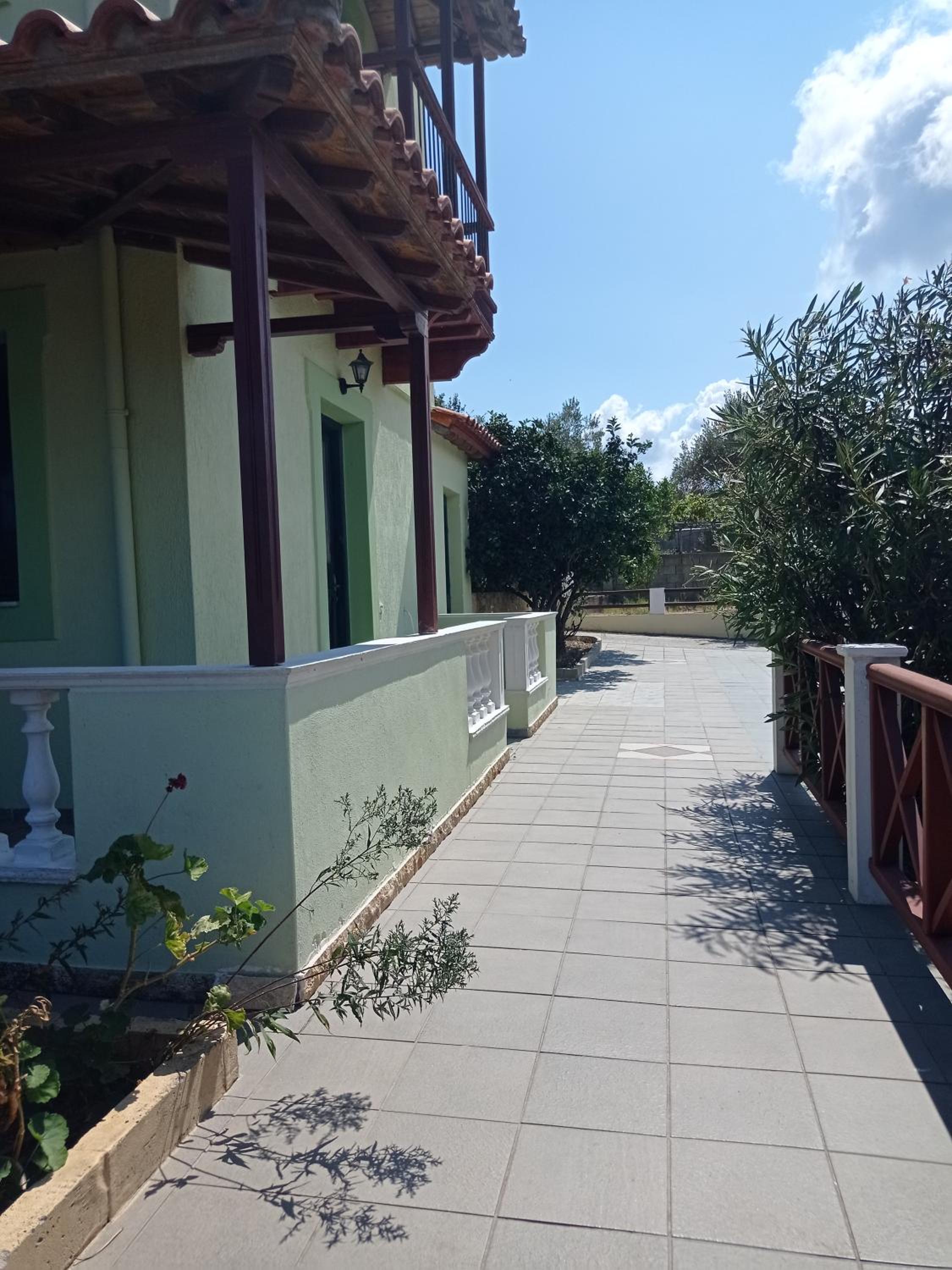Alexandros Rooms & Studios