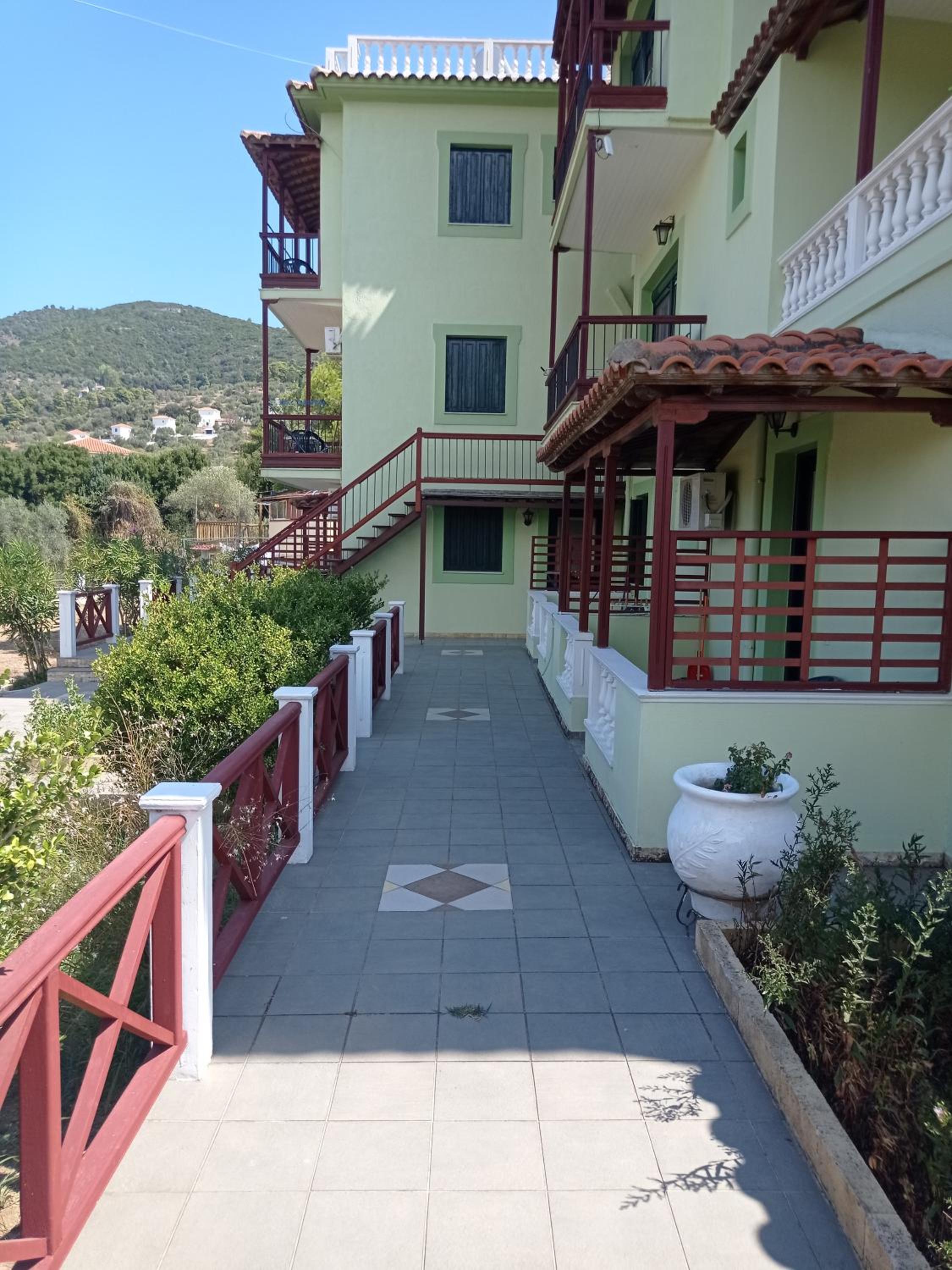 Alexandros Rooms & Studios