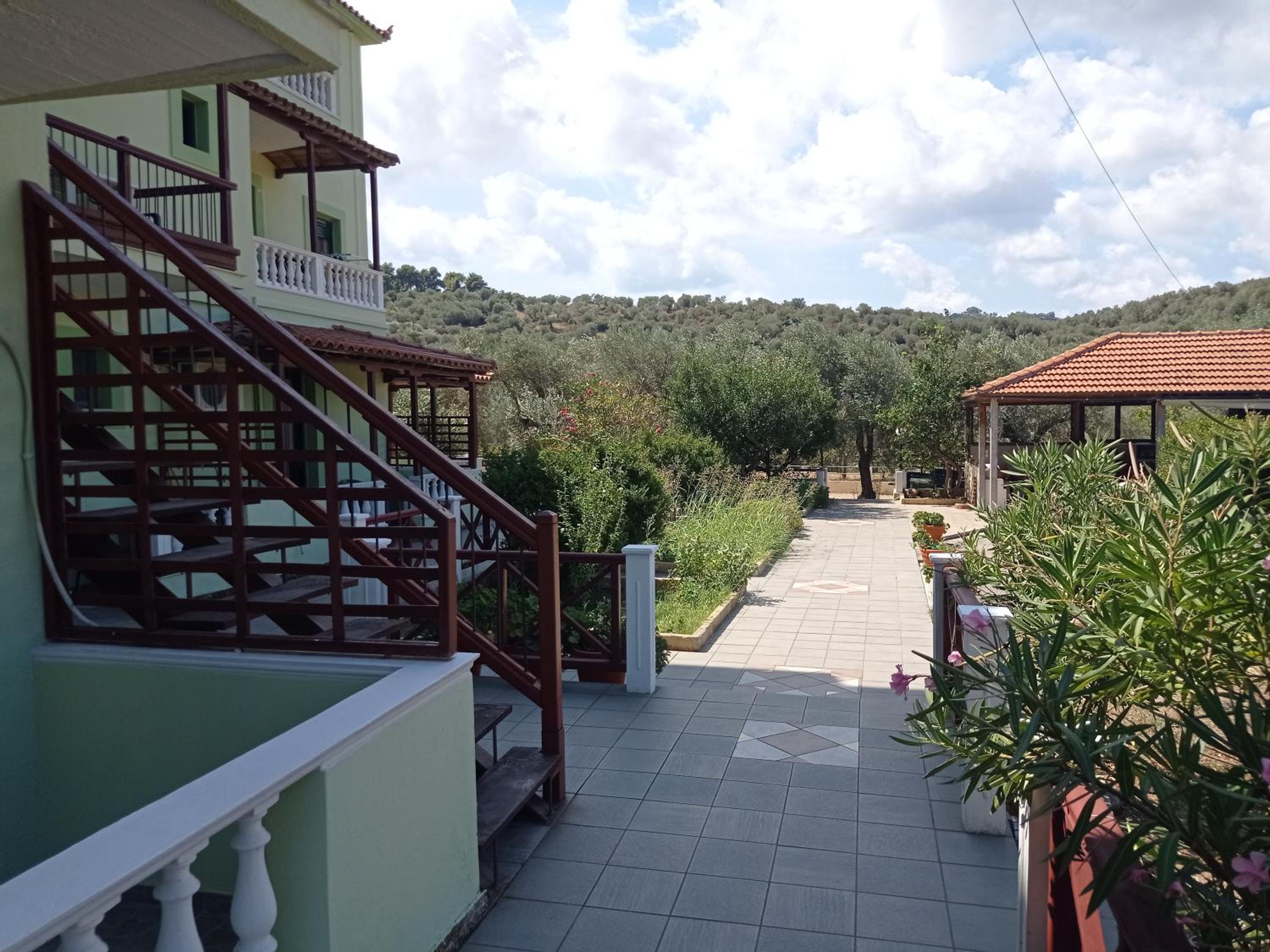 Alexandros Rooms & Studios