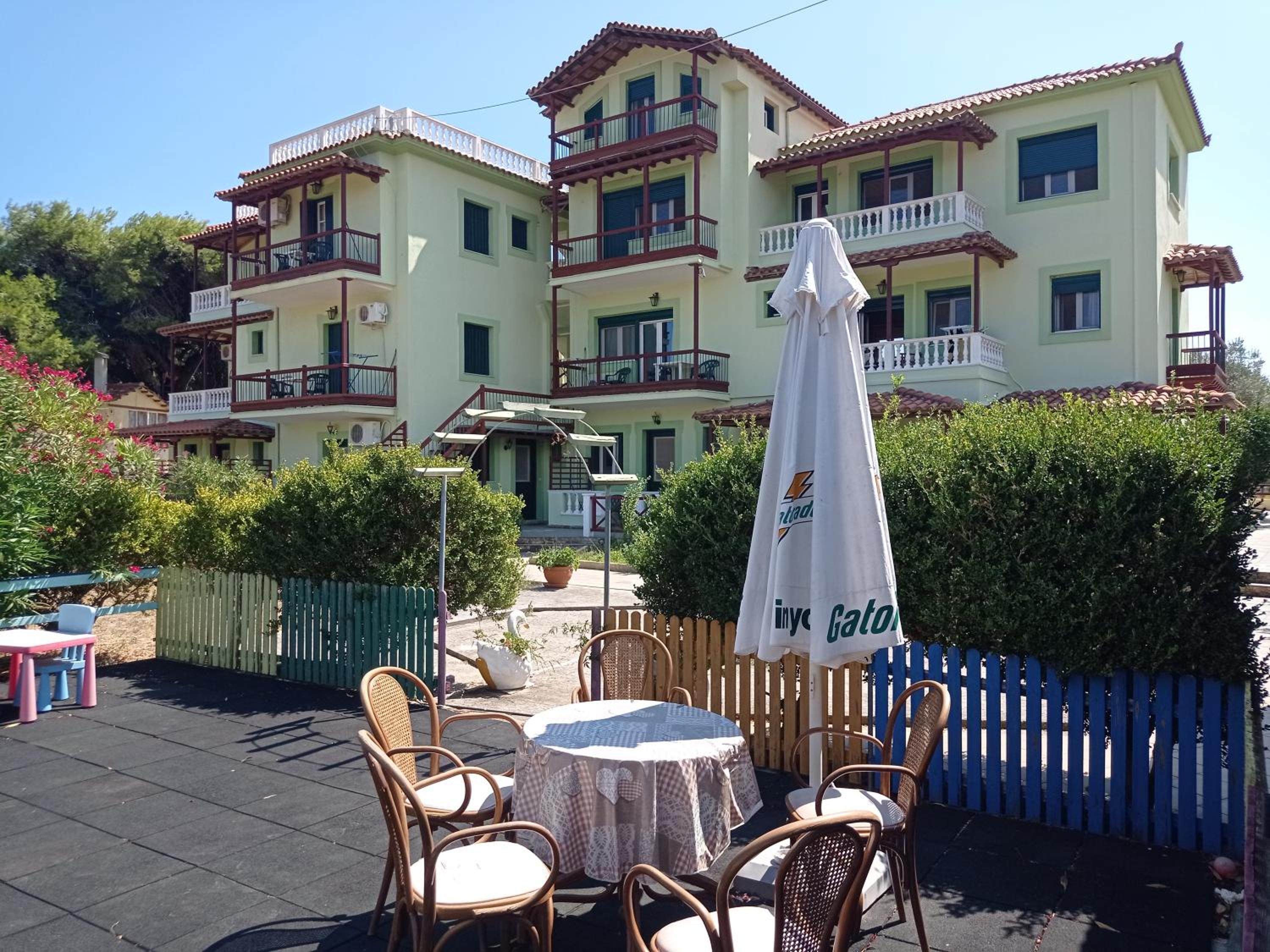 Alexandros Rooms & Studios