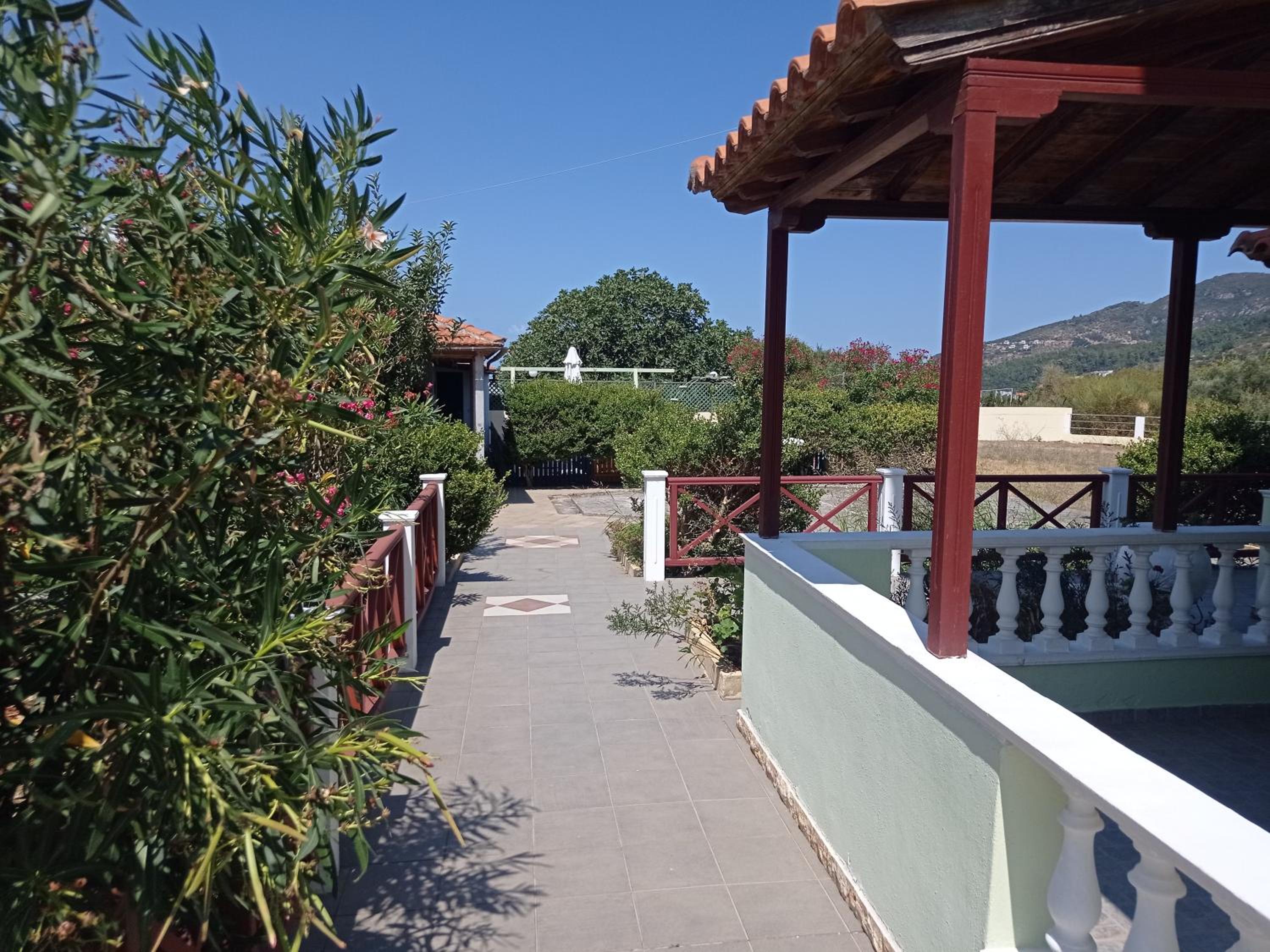 Alexandros Rooms & Studios