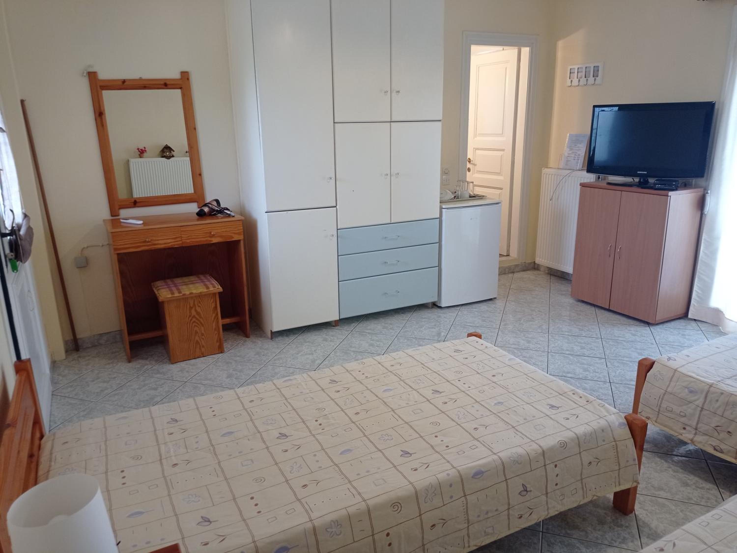 Alexandros Rooms & Studios